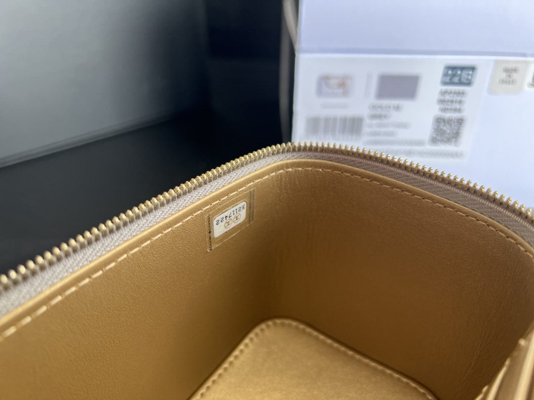 Handbag Chanel AP2303 size 17cmx9.5cmx8 cm - vstockx