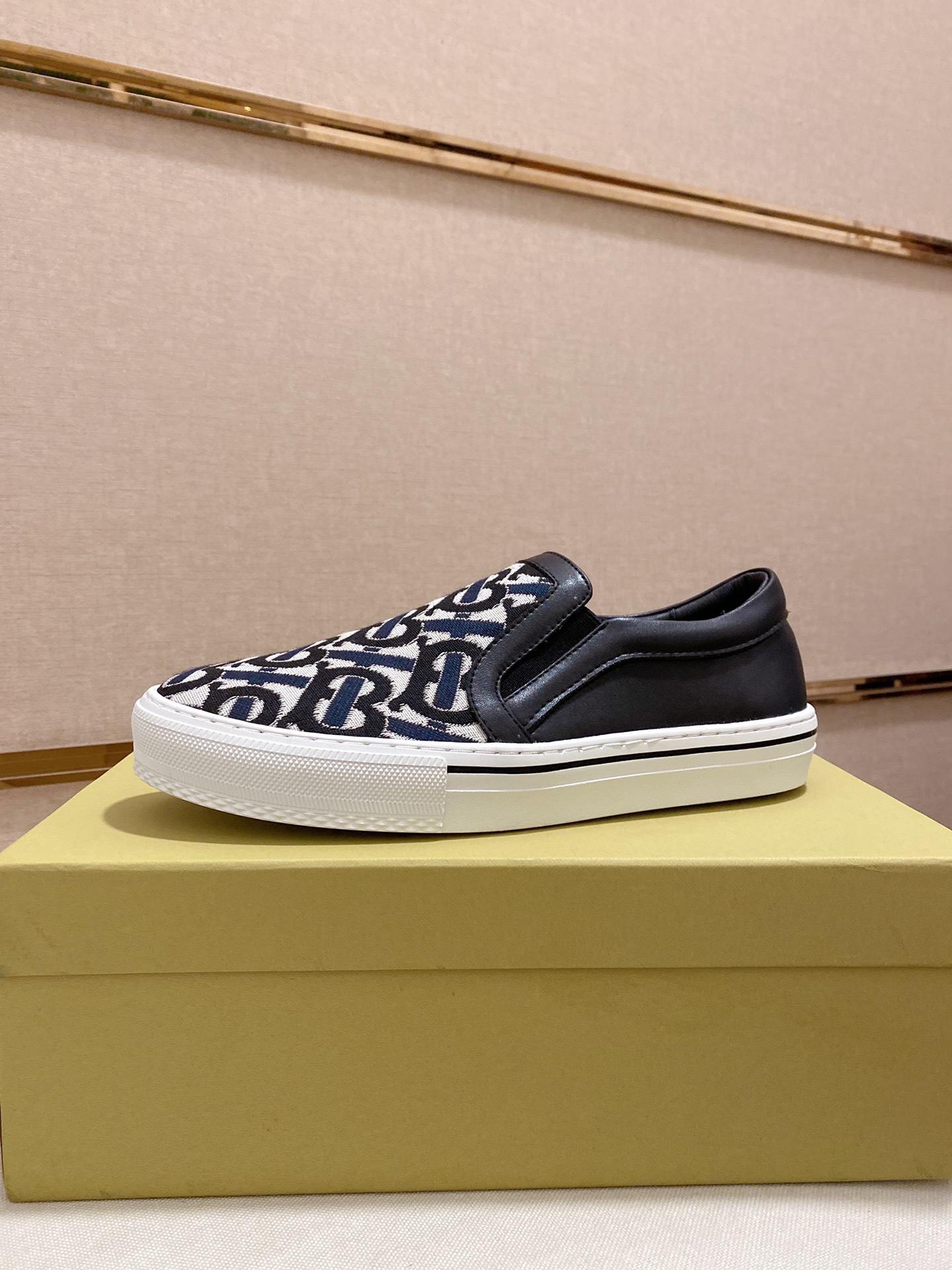 Burberry Perforated Check Sneaker 25 - vstockx