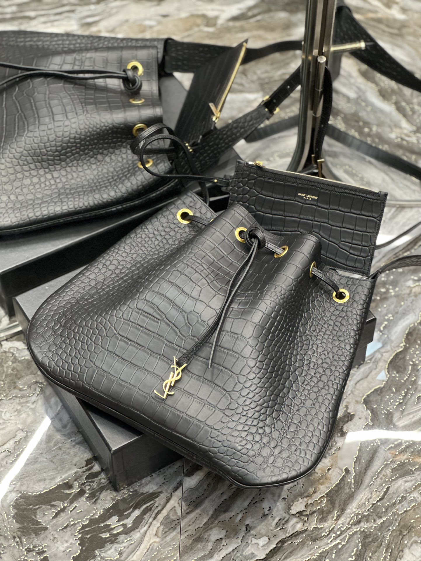 Handbags SAINT LAURENT 697941 size 44  33  2.5 cm - vstockx