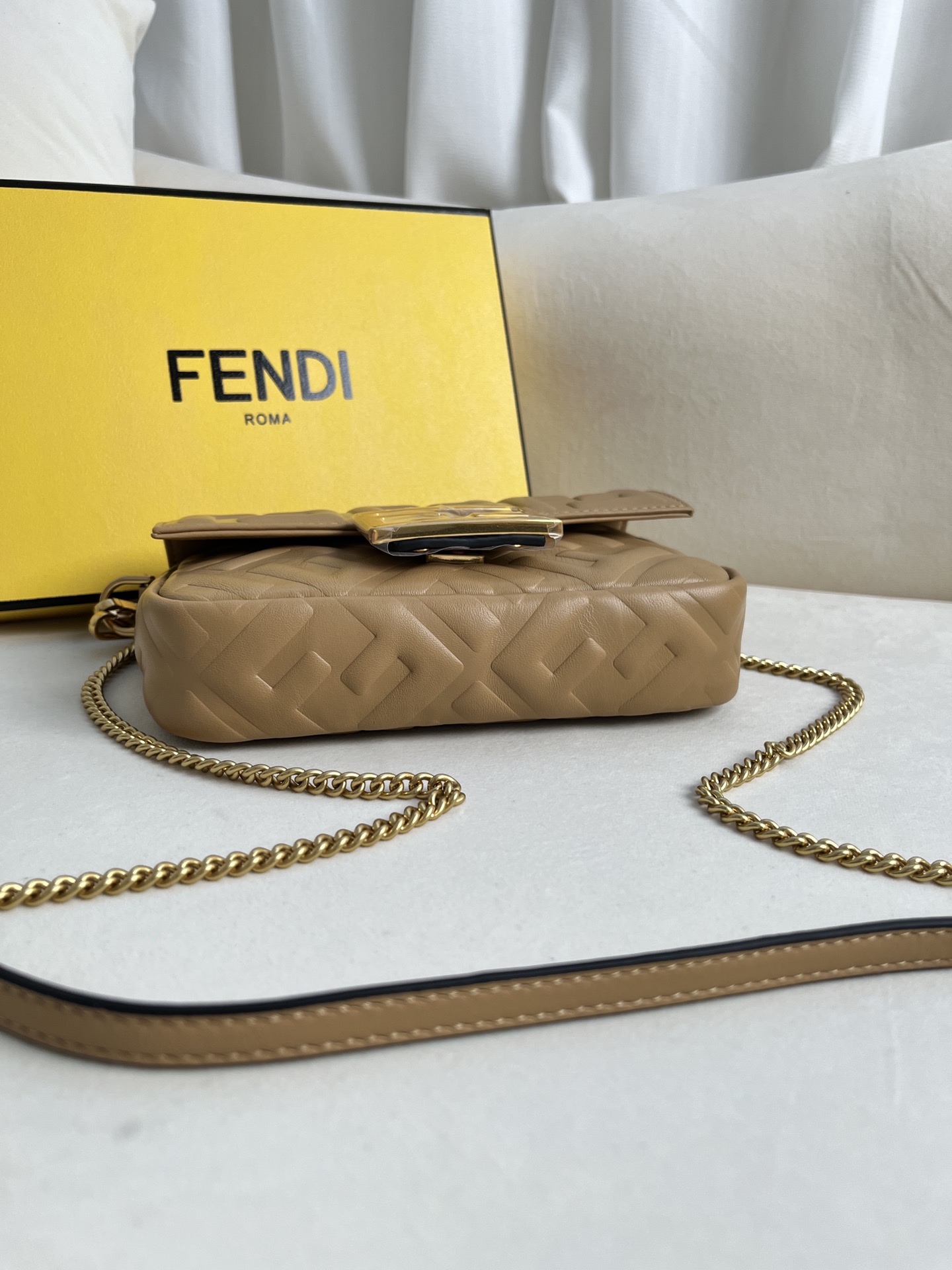 handbags FENDI 212 size:19*11.5*4cm - vstockx