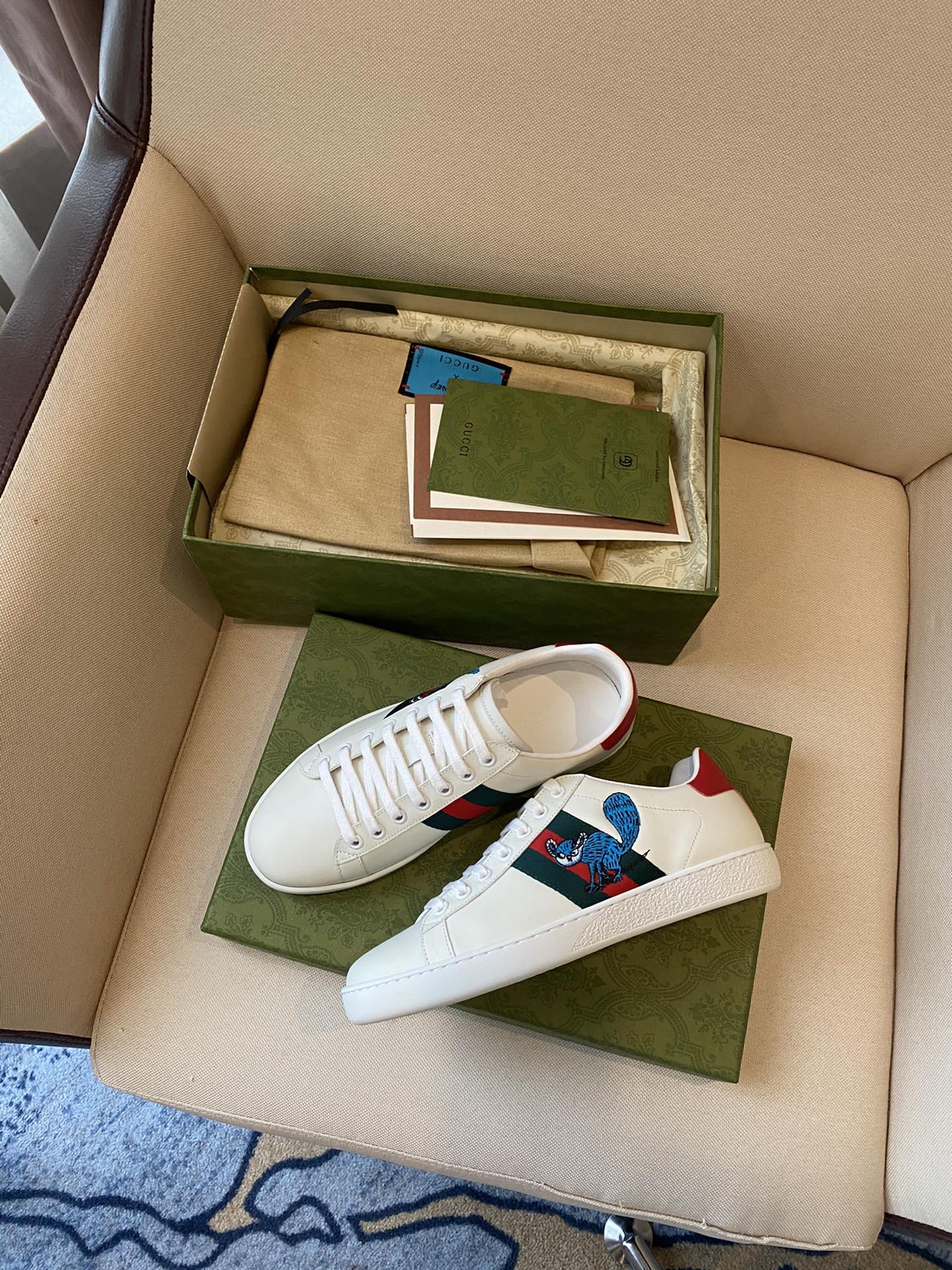 Gucci Women's Ace sneaker with bee sneaker 4 - vstockx