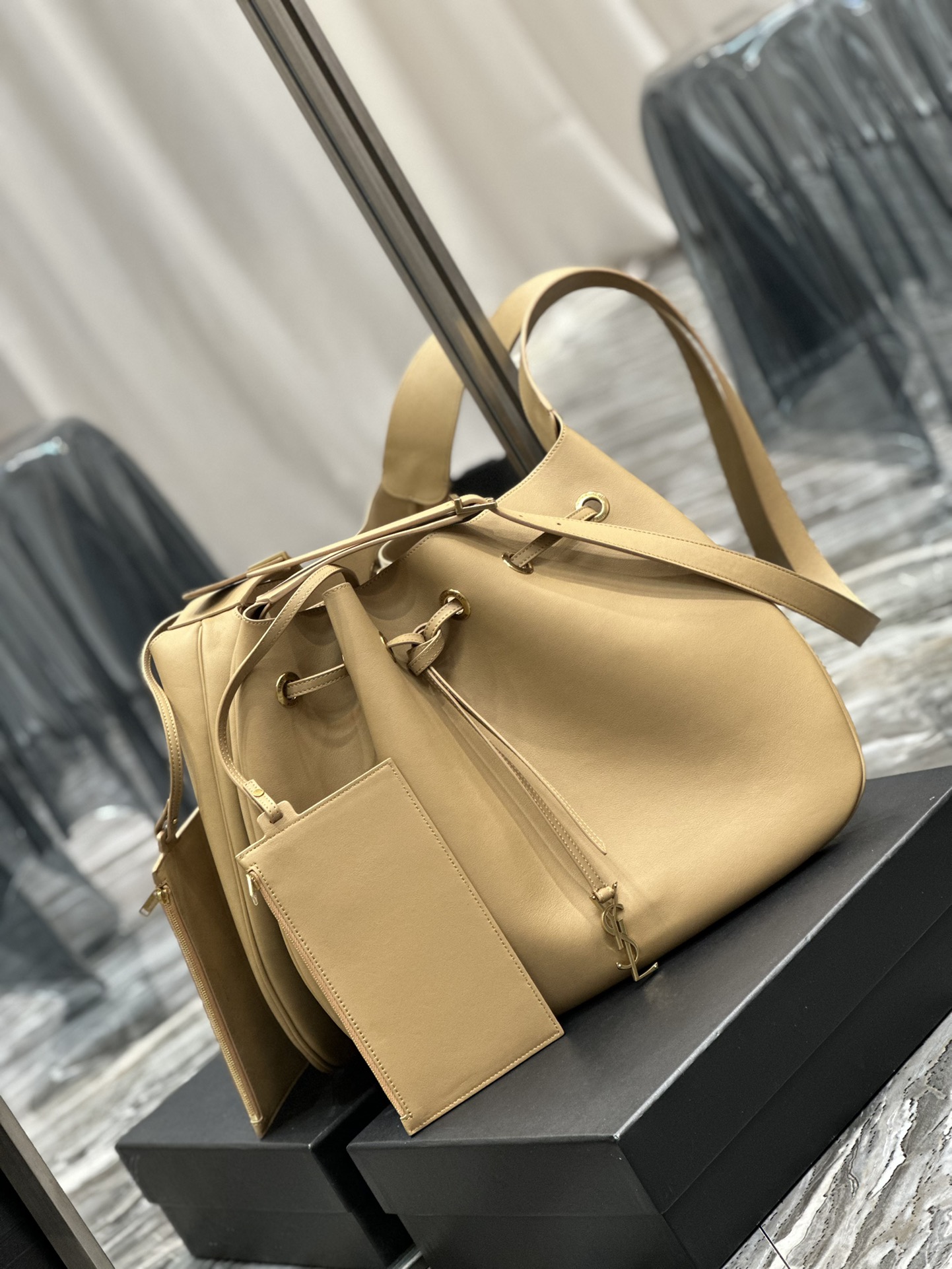 Handbags SAINT LAURENT 697941 size 44  33  2.5 cm - vstockx
