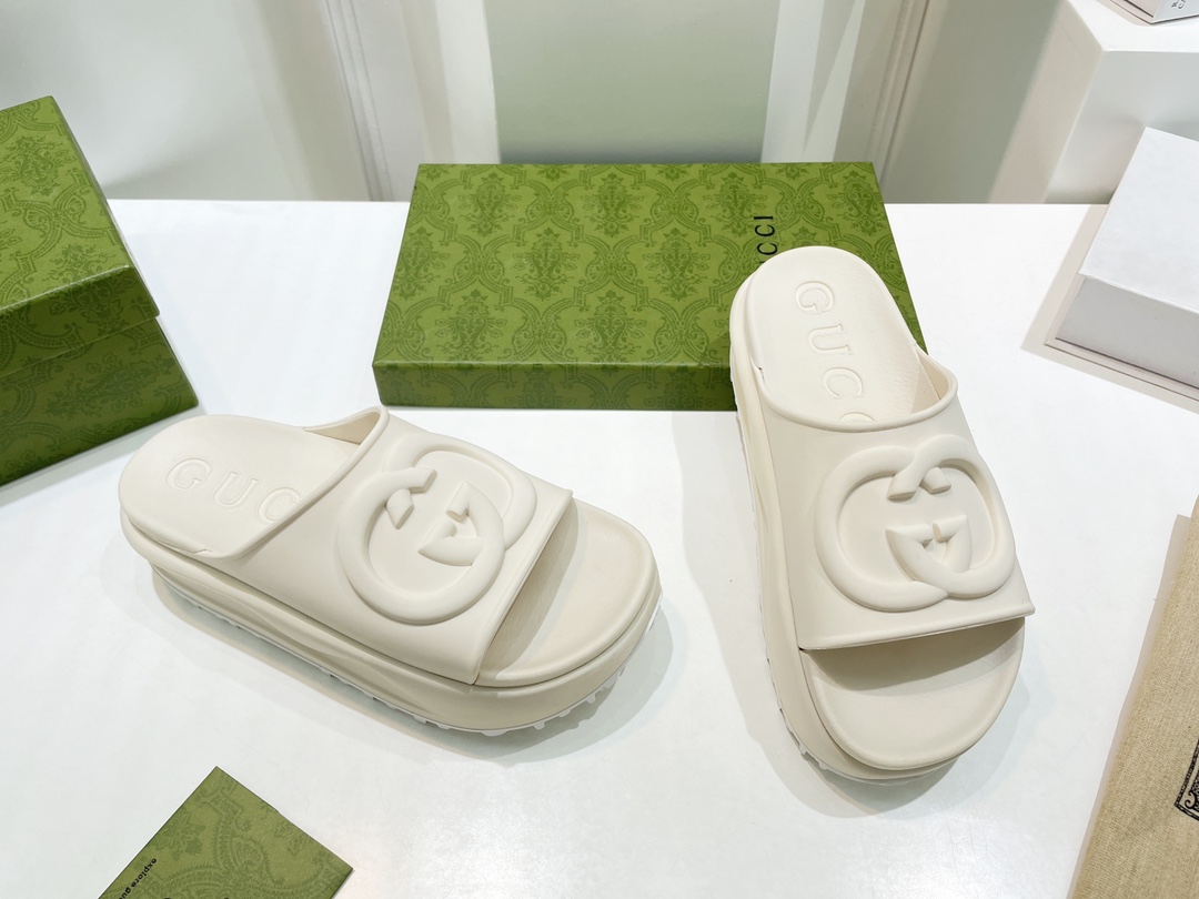 Gucci Women's slide sandal with Interlocking G WOMEN 5 - vstockx