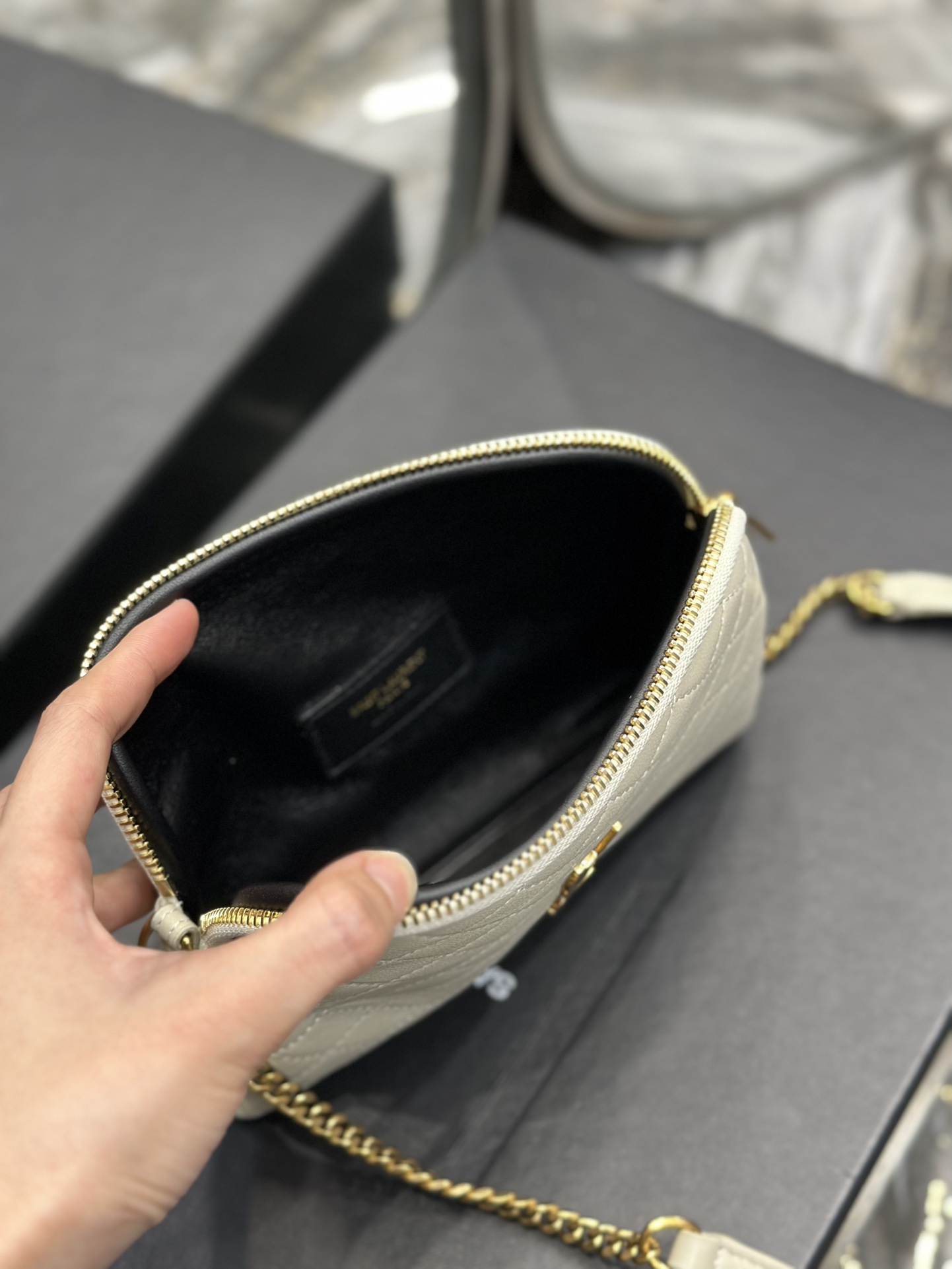 Handbags SAINT LAURENT 733667 size 19x3x3.5 cm - vstockx