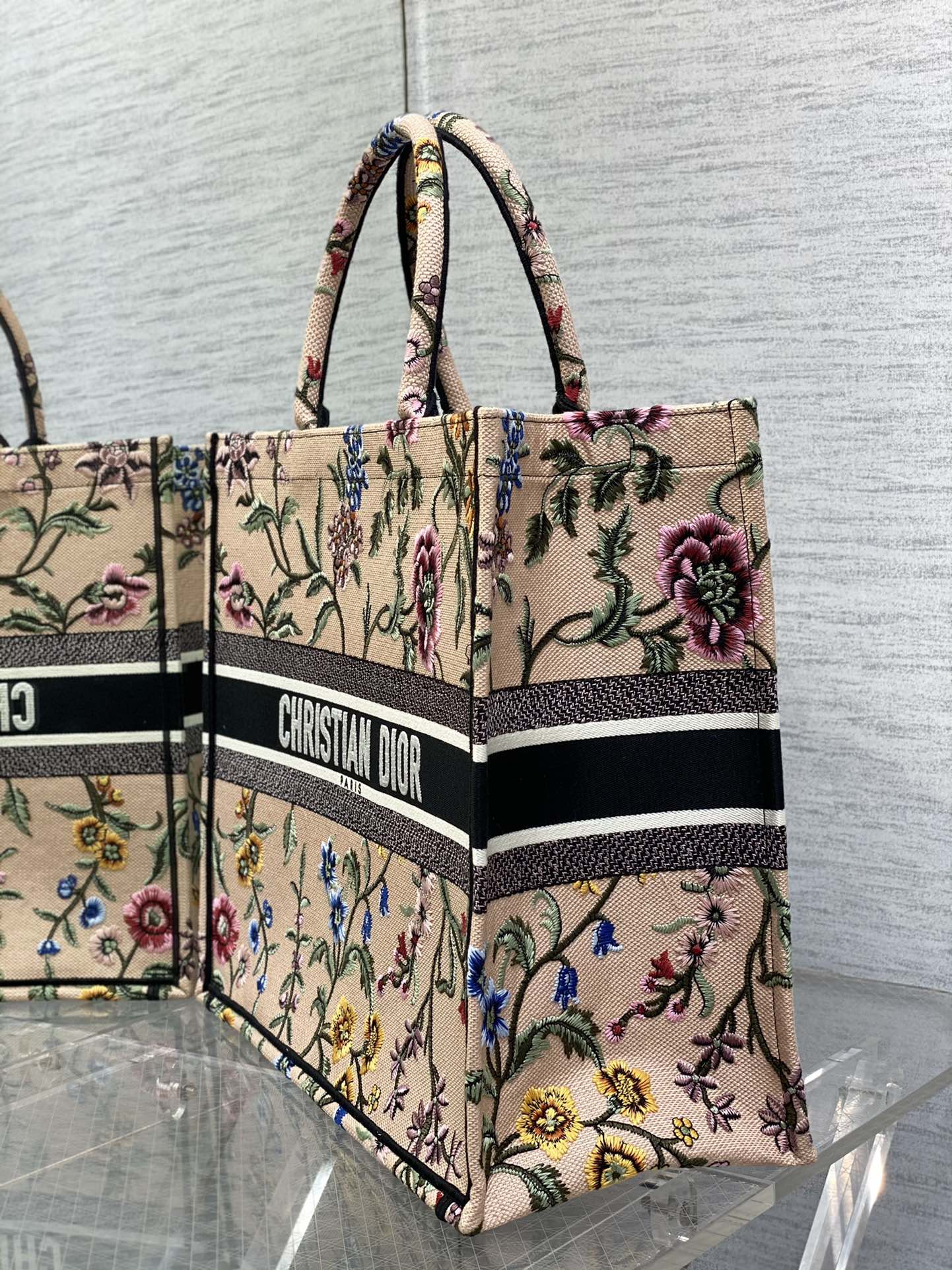 Handbag Dior size 42*18*35 cm - vstockx
