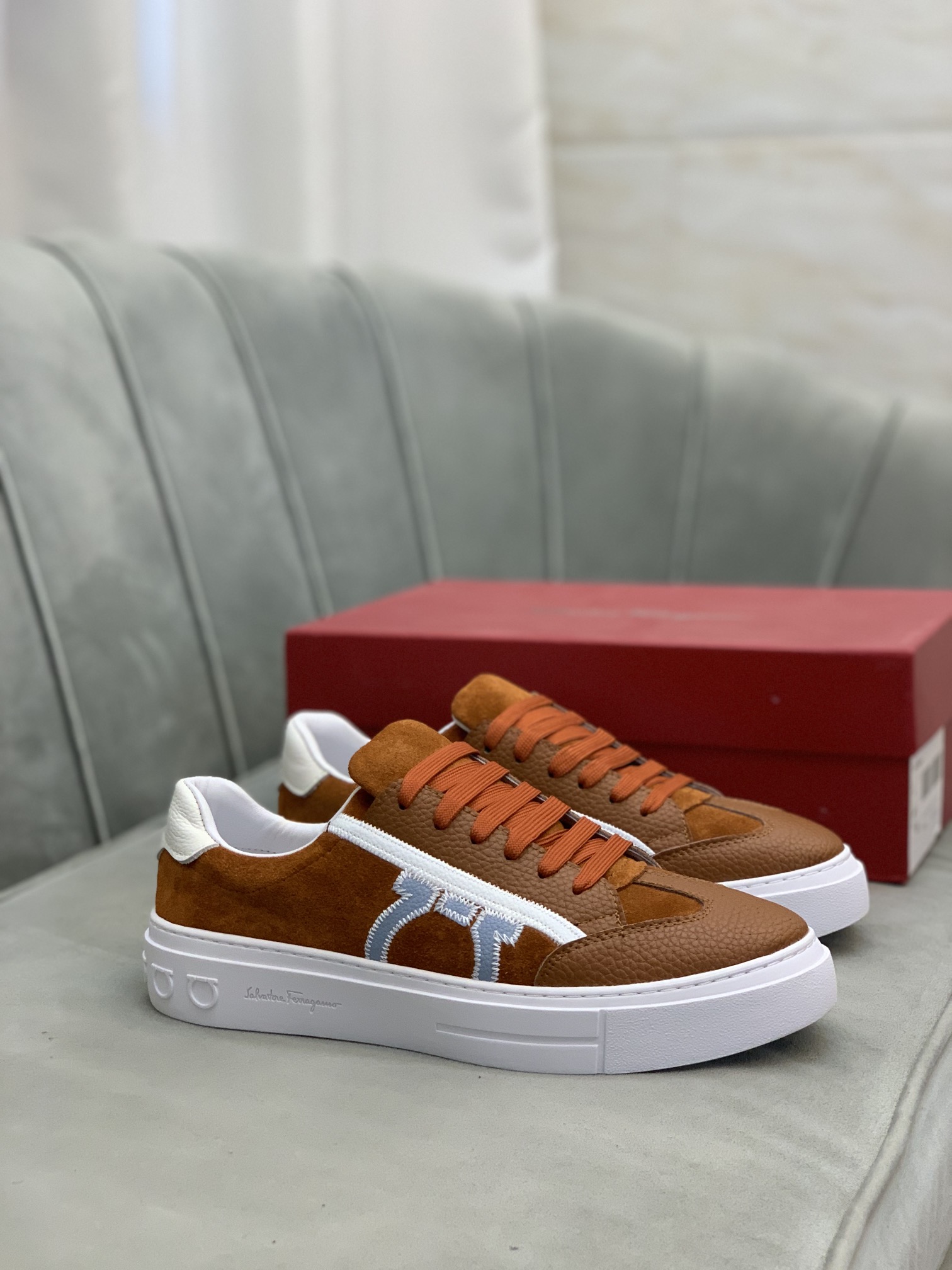 Salvatore Ferragamo Gancini Sneaker 8 - vstockx