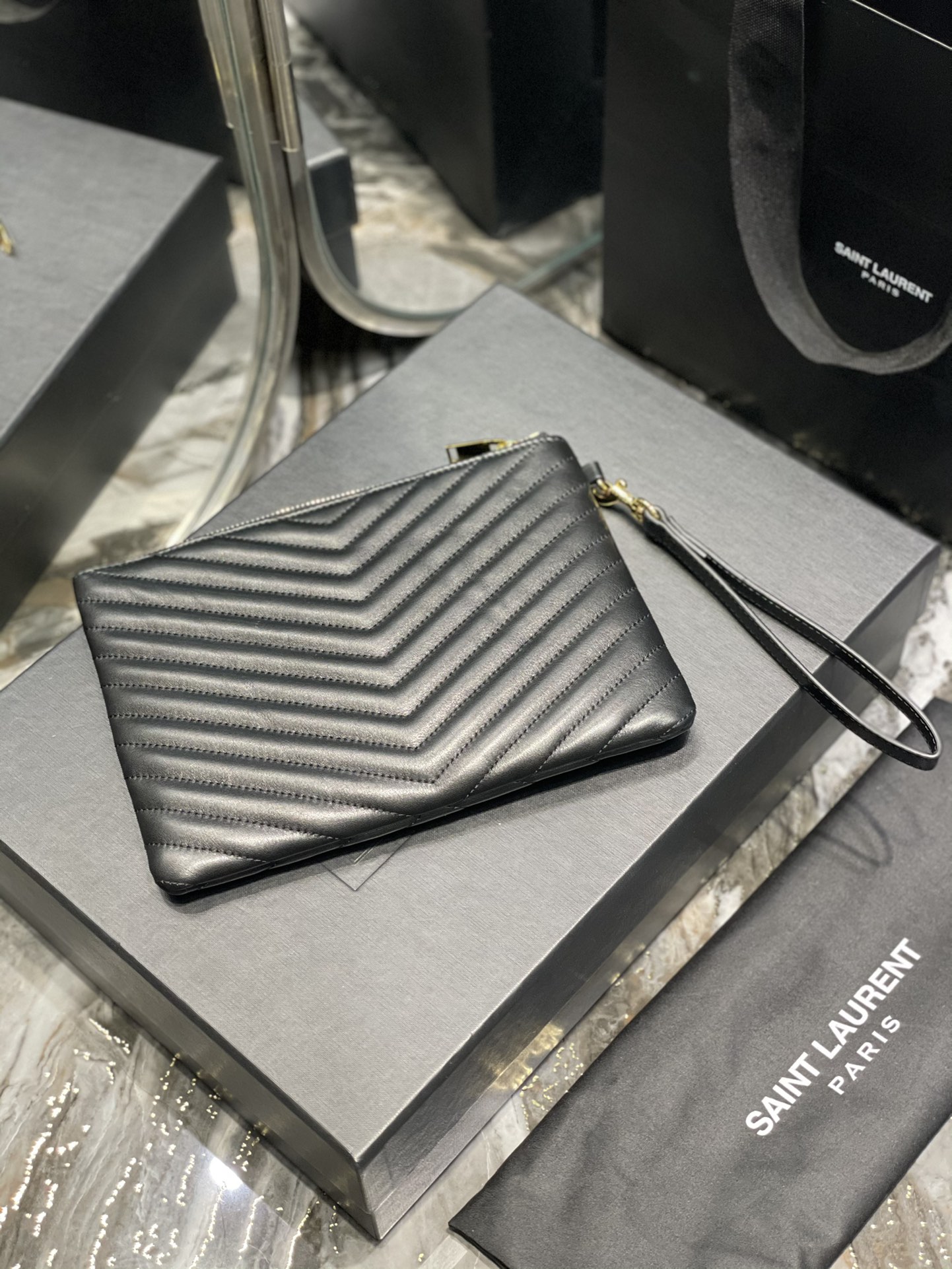 Handbags SAINT LAURENT 379039 size 24  17.5  1.5 cm - vstockx