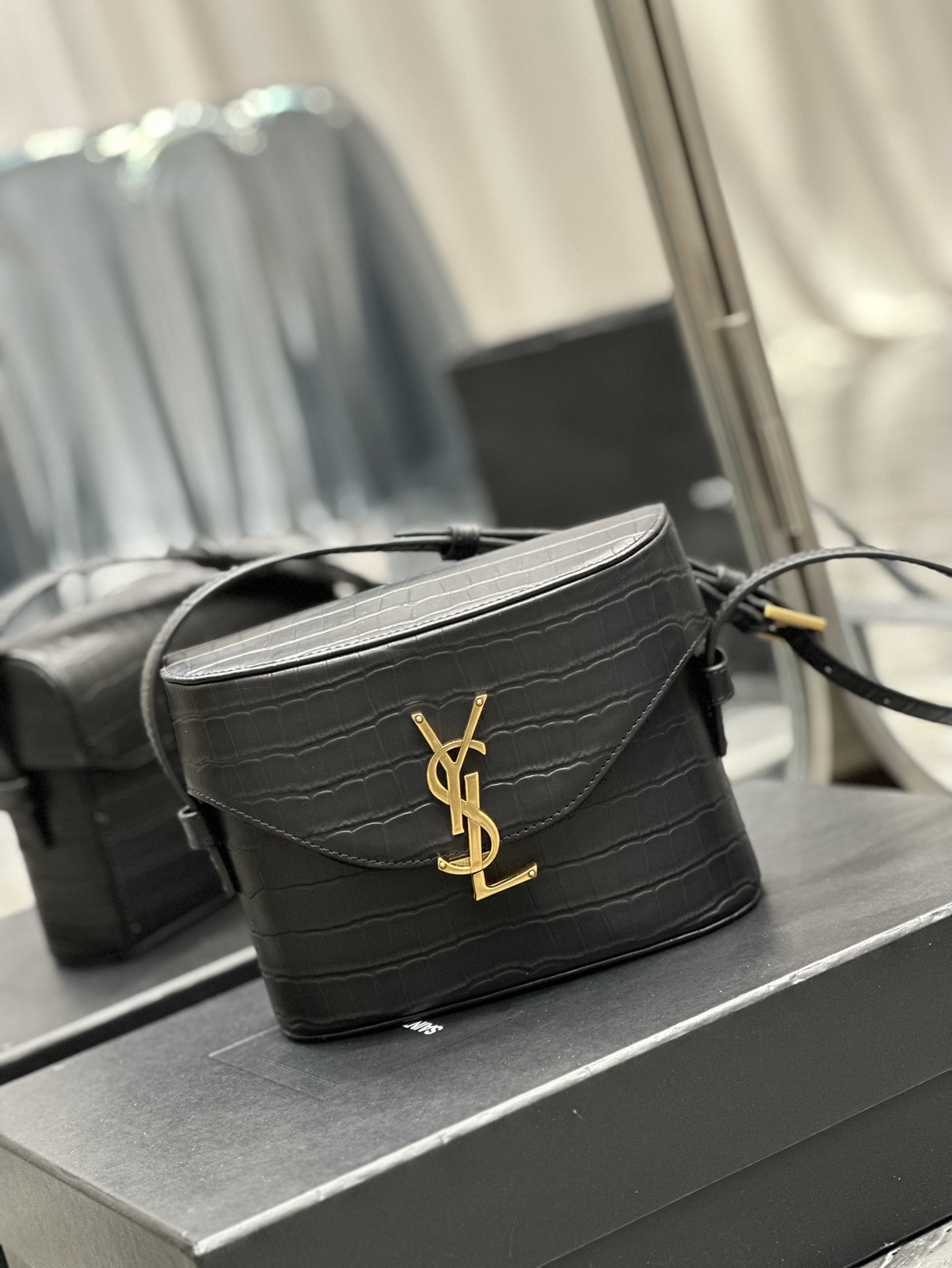 Handbags SAINT LAURENT 710080 size 19  15  8 cm - vstockx