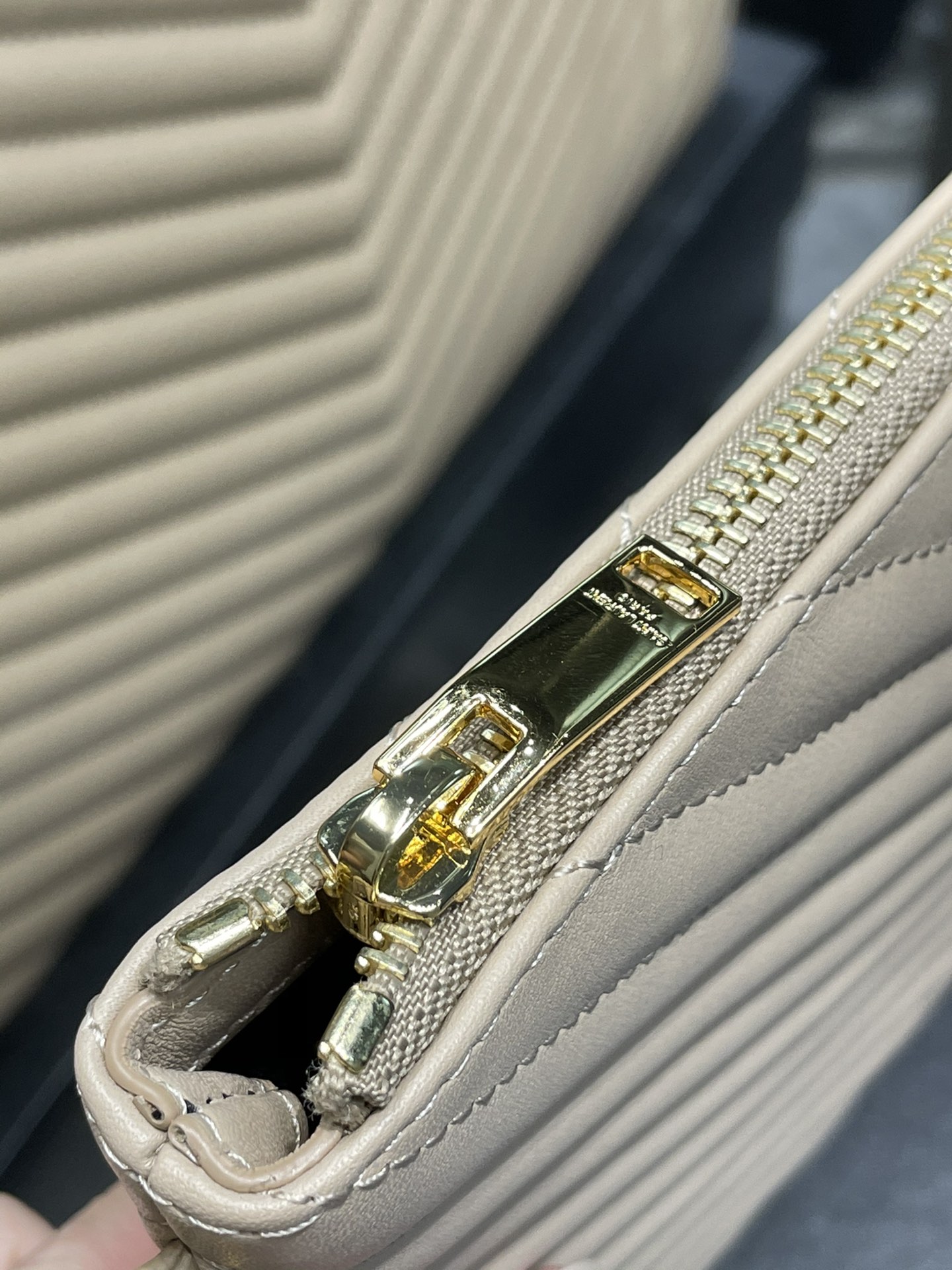 Handbags SAINT LAURENT 440222 size 36x24.5x2.5 cm - vstockx