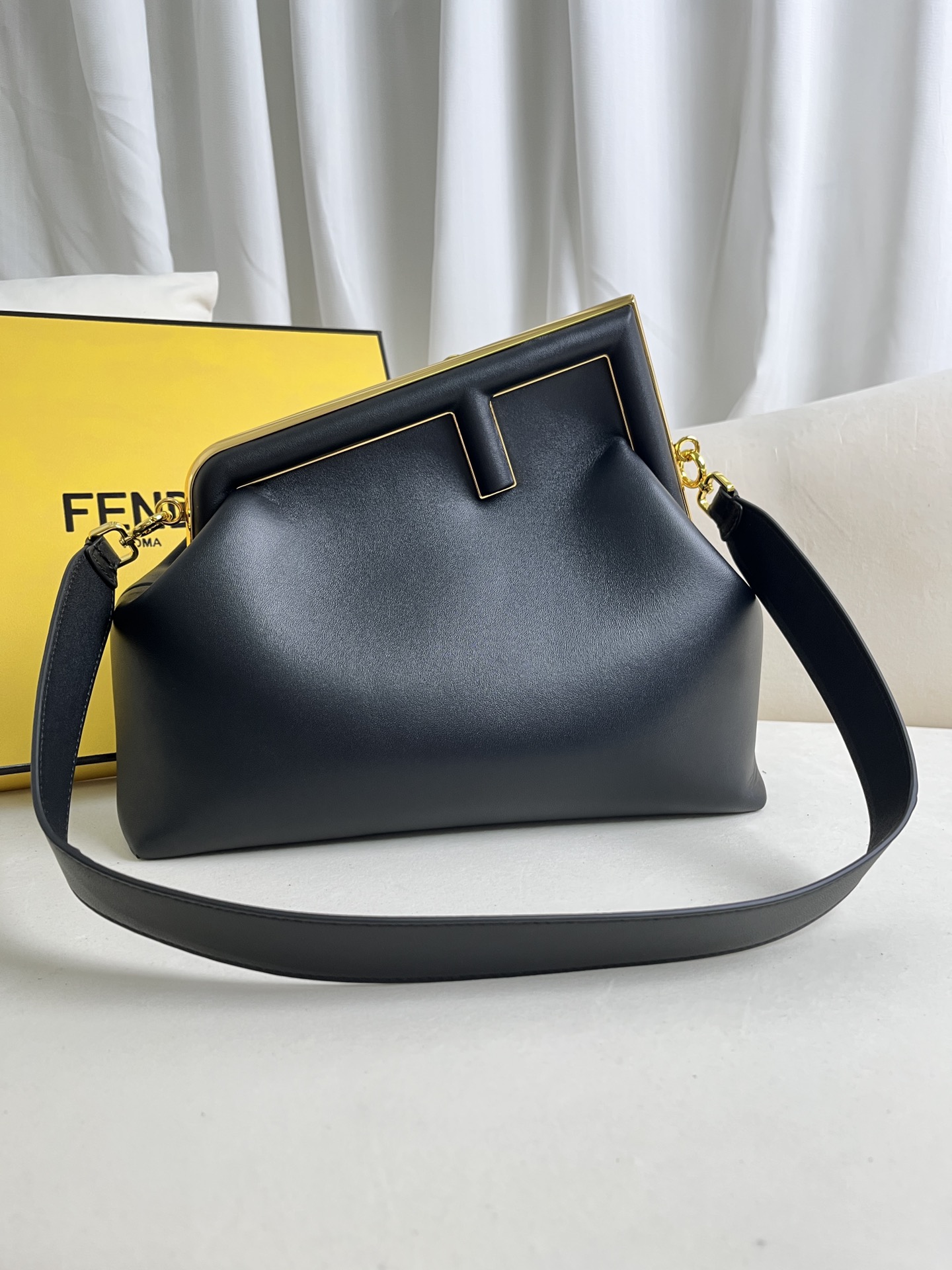handbags FENDI 209 size:32.5*15*23.5cm - vstockx