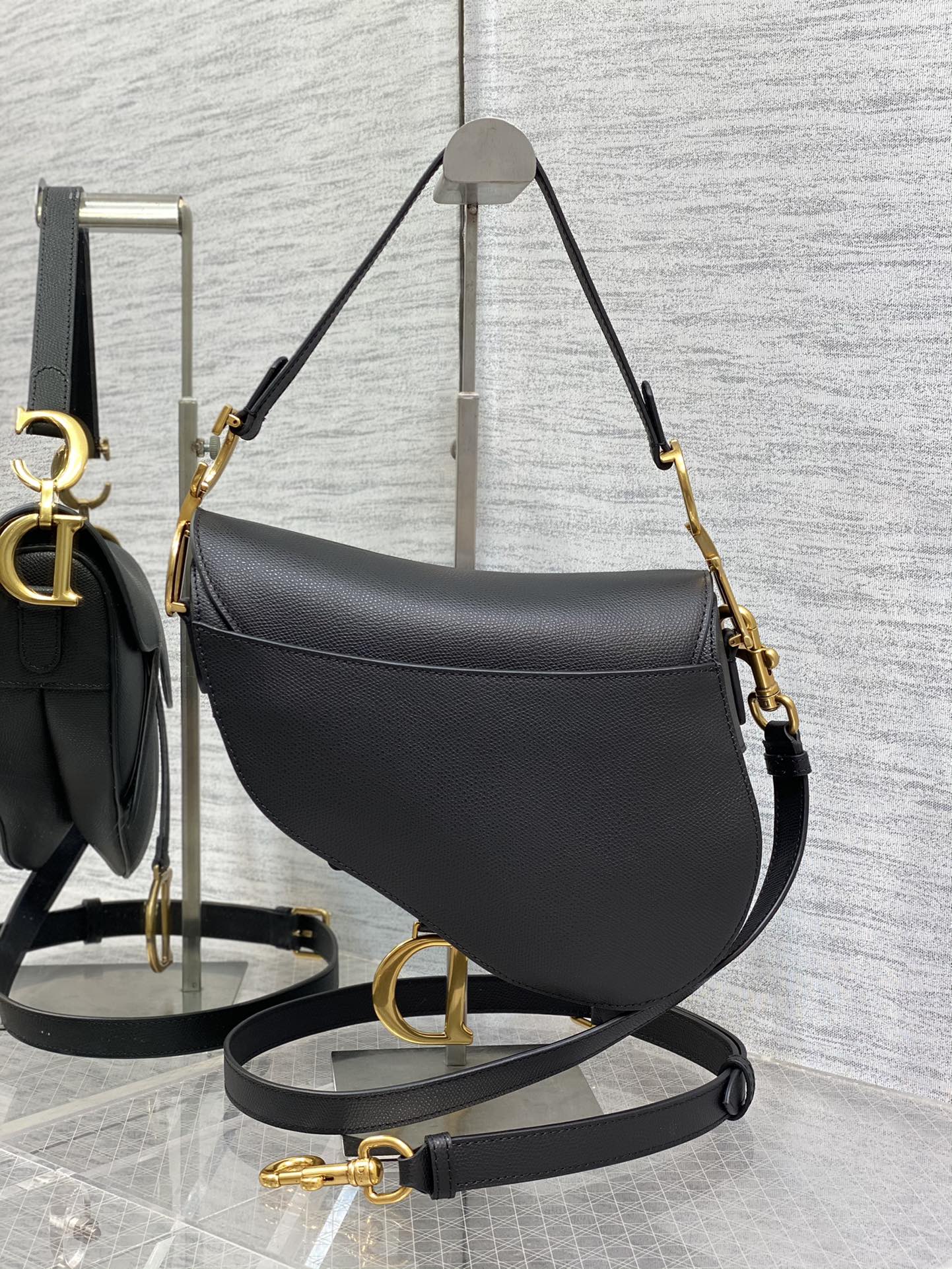 Handbag Dior 3351 size 24  6  18 cm - vstockx