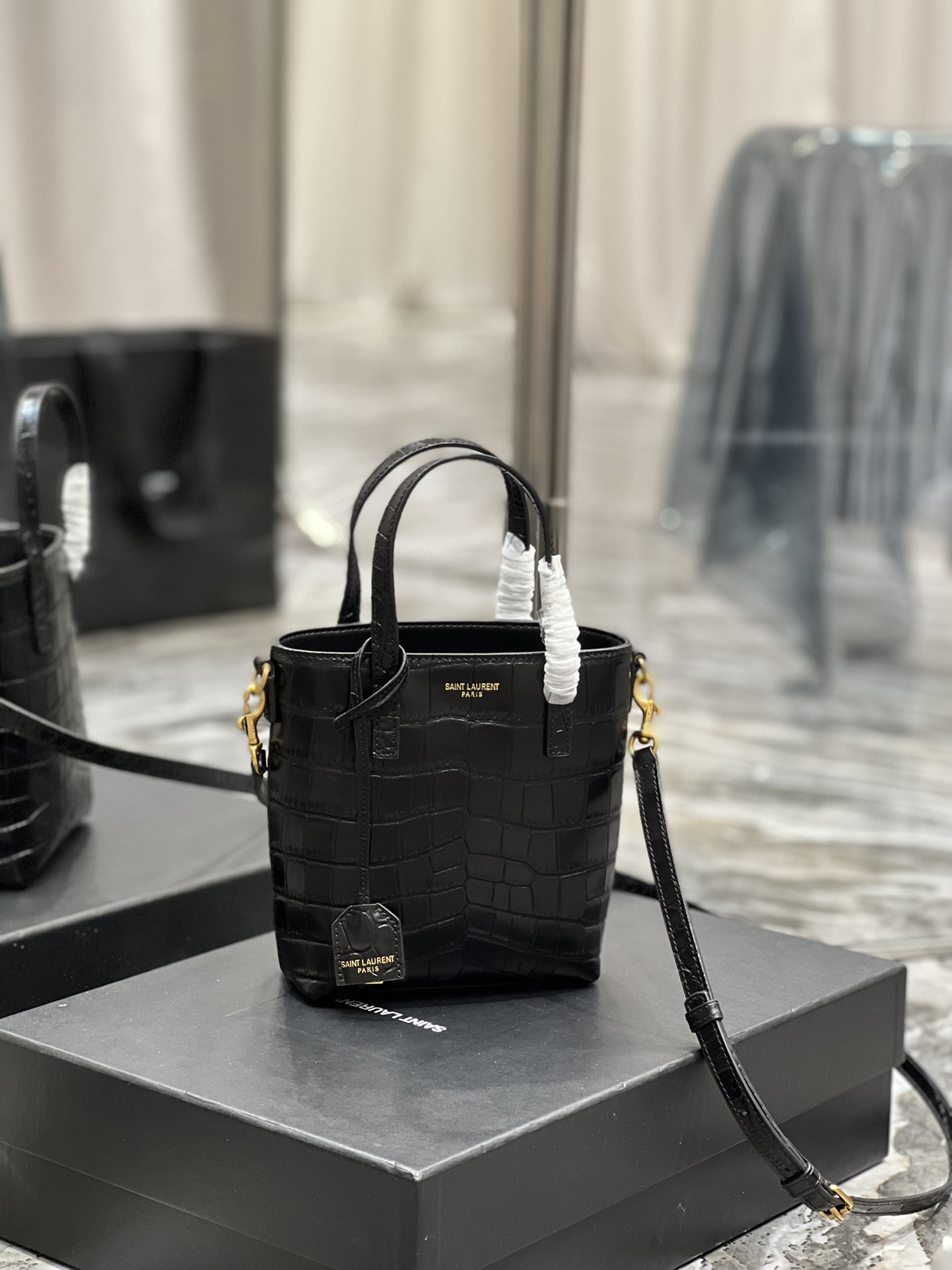 Handbags SAINT LAURENT 712367 size 18x17x8 cm - vstockx
