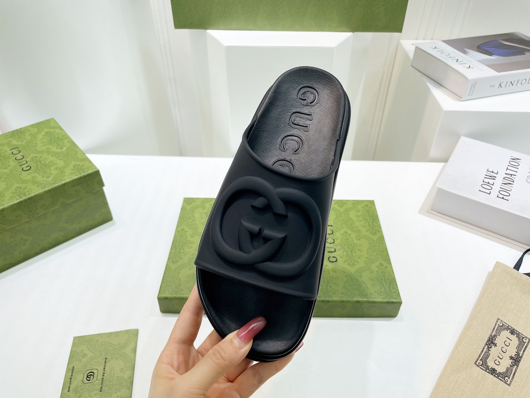 Gucci Women's slide sandal with Interlocking G WOMEN 5 - vstockx