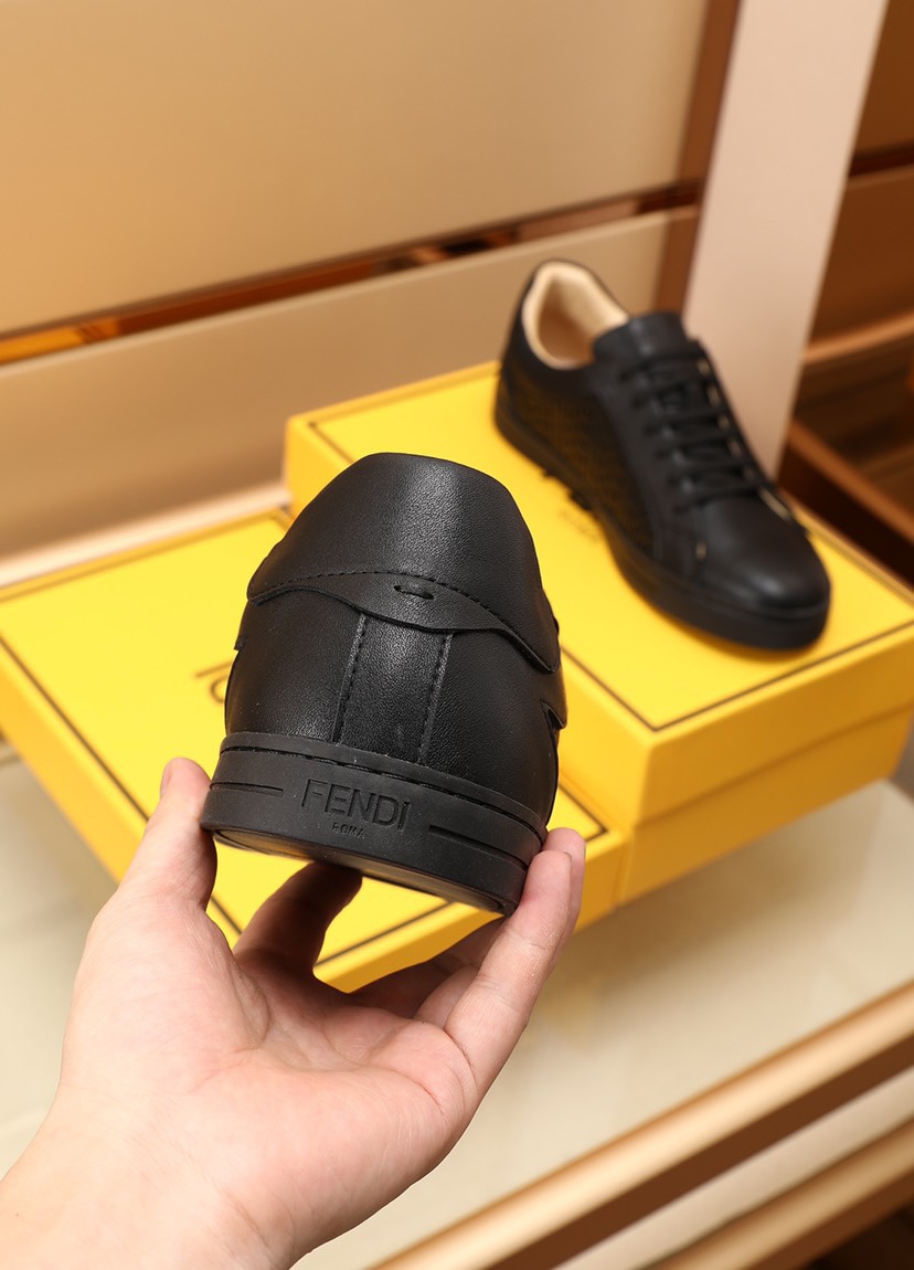 Fendi Low Top Sneakers 11 - vstockx