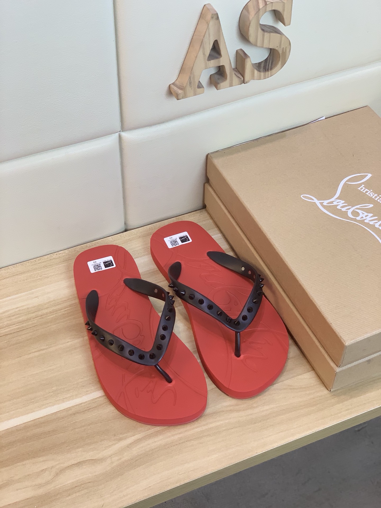 Christian Louboutin Loubi Flip Flat 2 - vstockx
