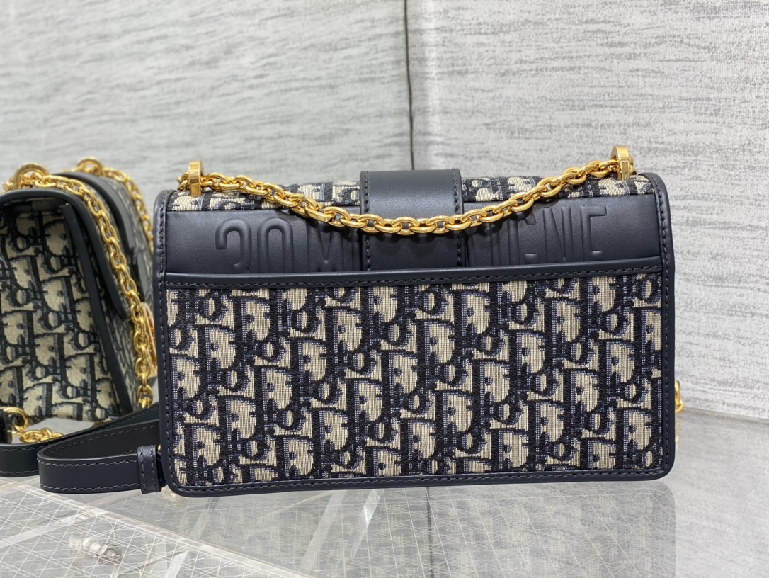 Handbags !  9208 size  25x16.5x8 - vstockx