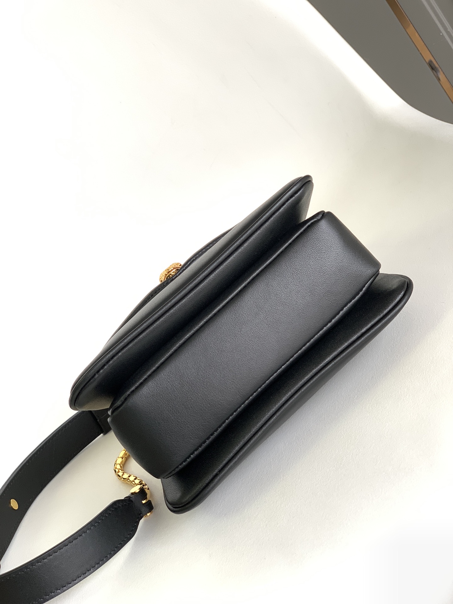 Handbags Bvlgari SERPENTI REVERSE size:22.5*15*7 cm - vstockx