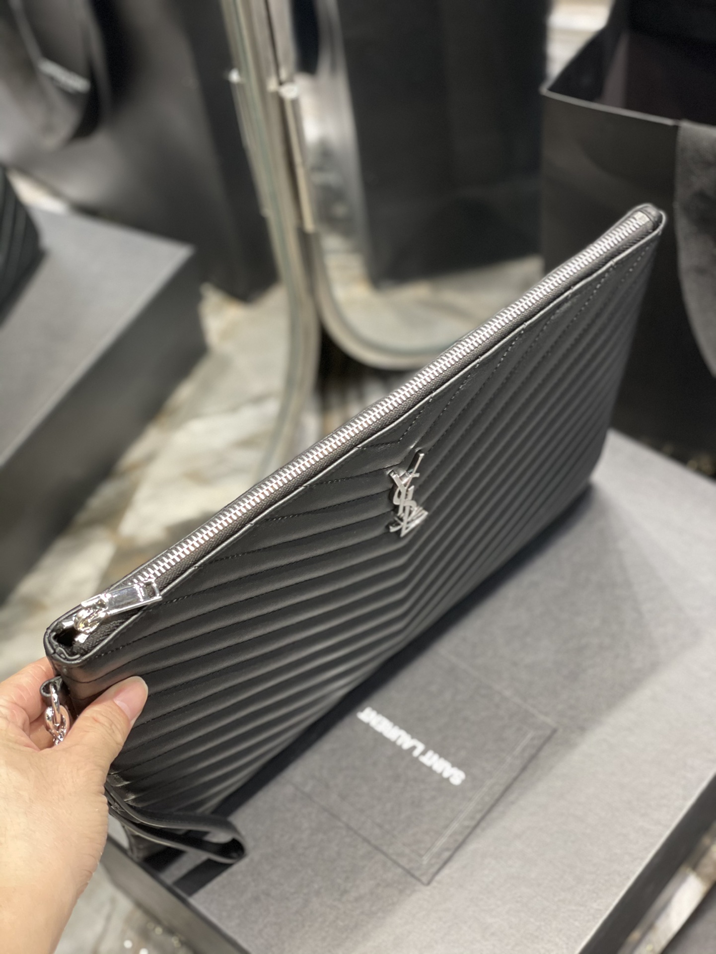 Handbags SAINT LAURENT 440222 size 36x24.5x2.5 cm - vstockx