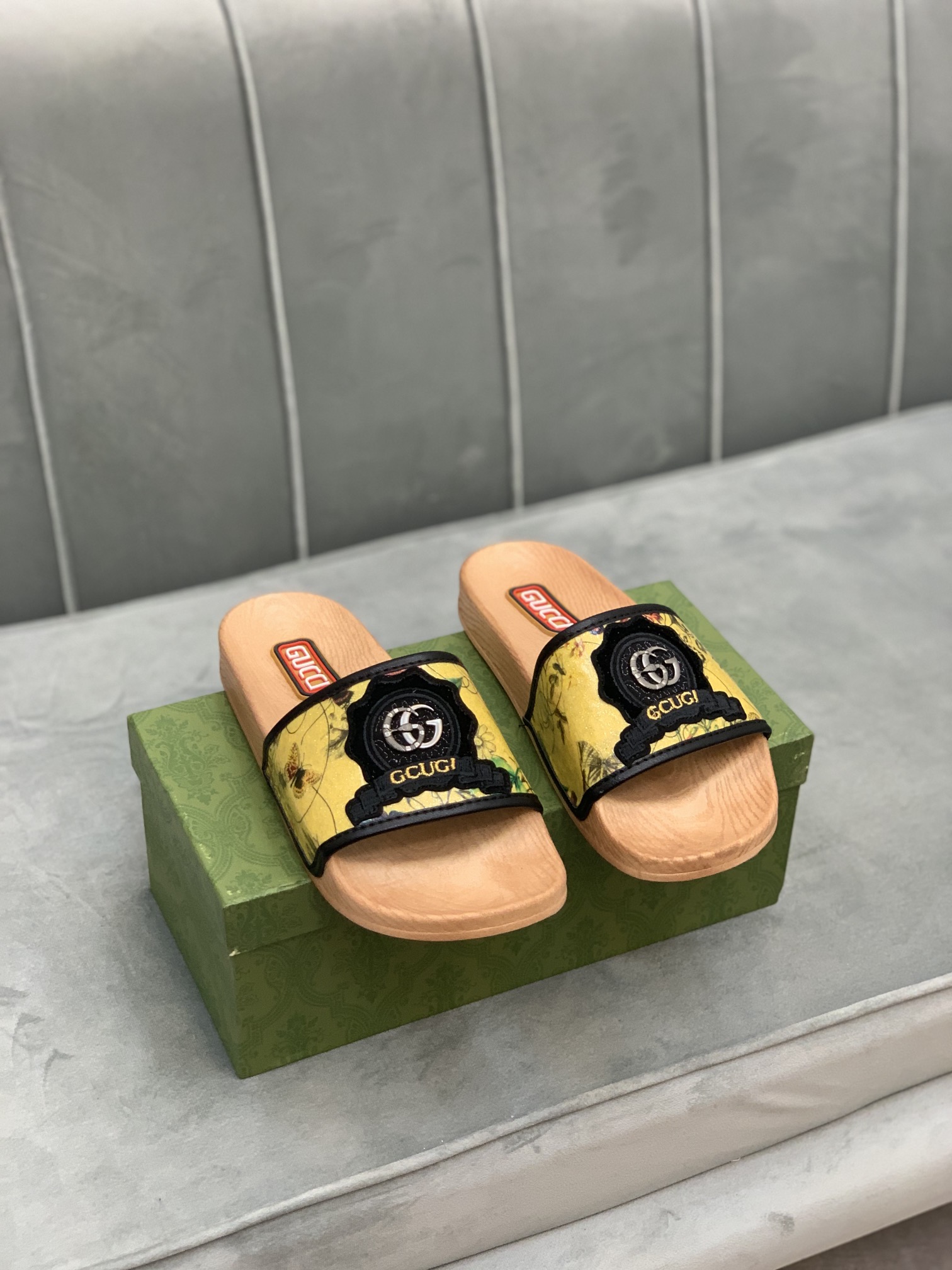 Gucci Slippers 54 - vstockx