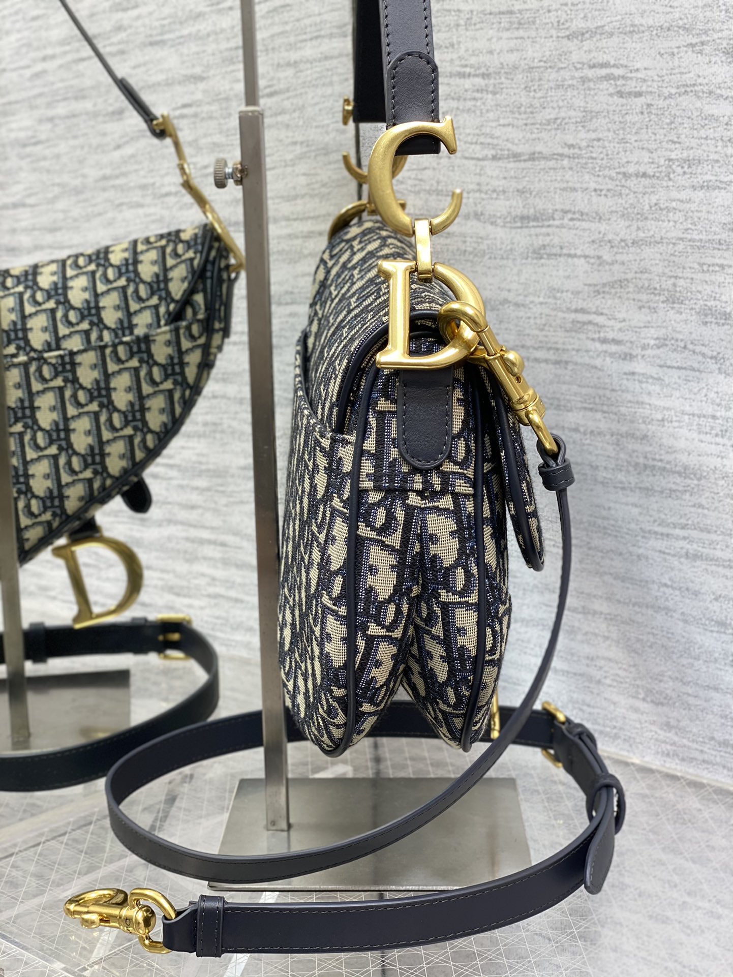 Handbag Dior 3351 size 24  6  18 cm - vstockx
