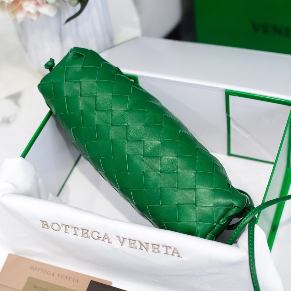 handbags Bottega Veneta The pouch size:23*13*8 - vstockx