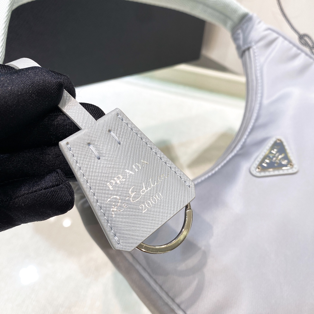 handbags prada Hobo 1NE515 Re-edition 2000 Size:22*17*6 - vstockx