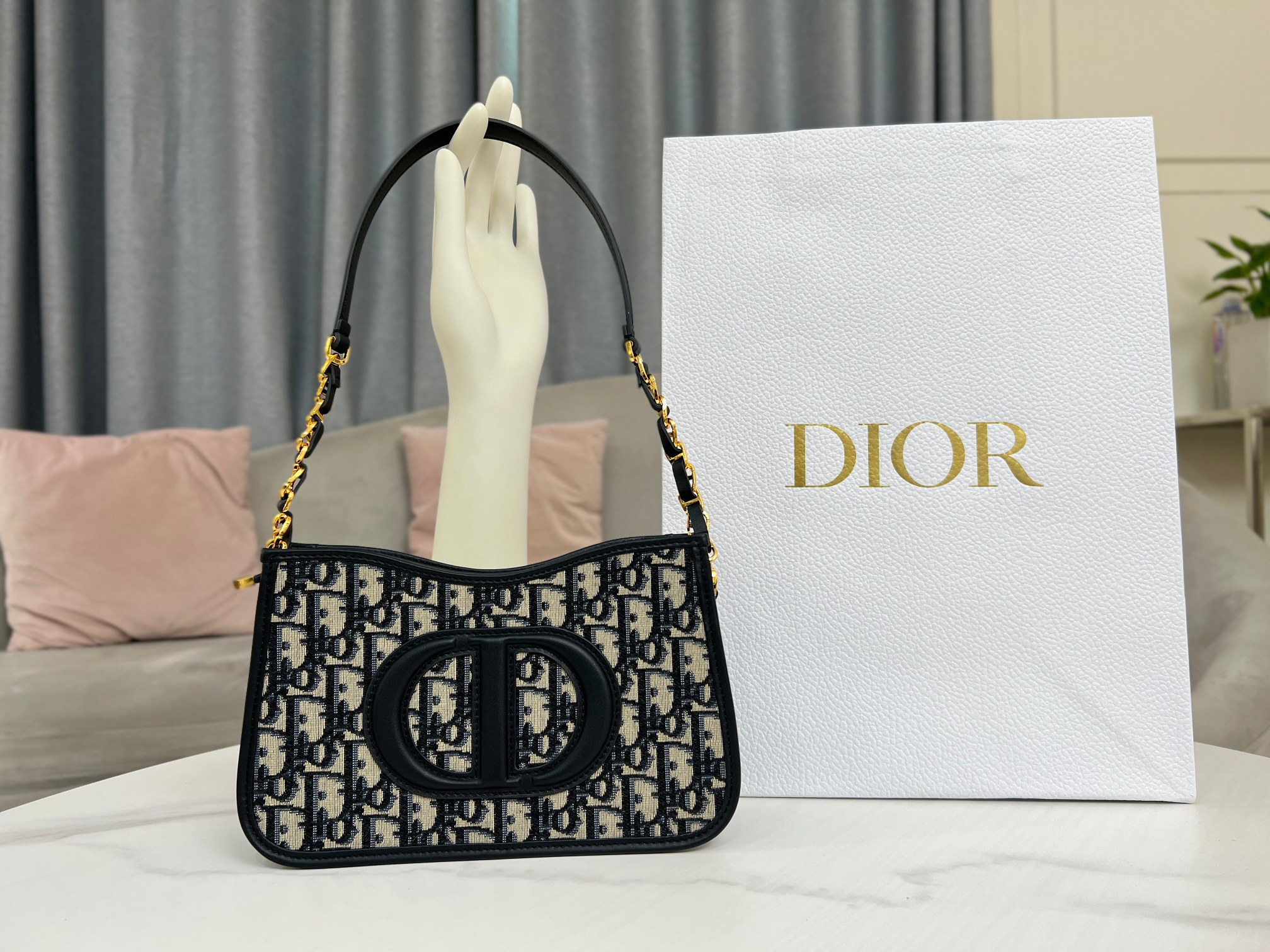 Handbags Dior CD SIGNATURE HOBO S2213UTZQ_M928 size  23.5 x 14.5 x 6 - vstockx