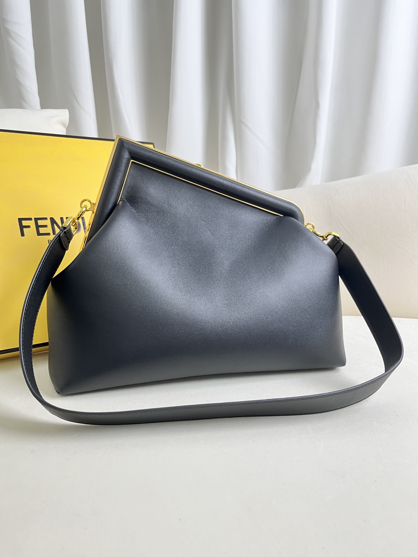 handbags FENDI 209 size:32.5*15*23.5cm - vstockx