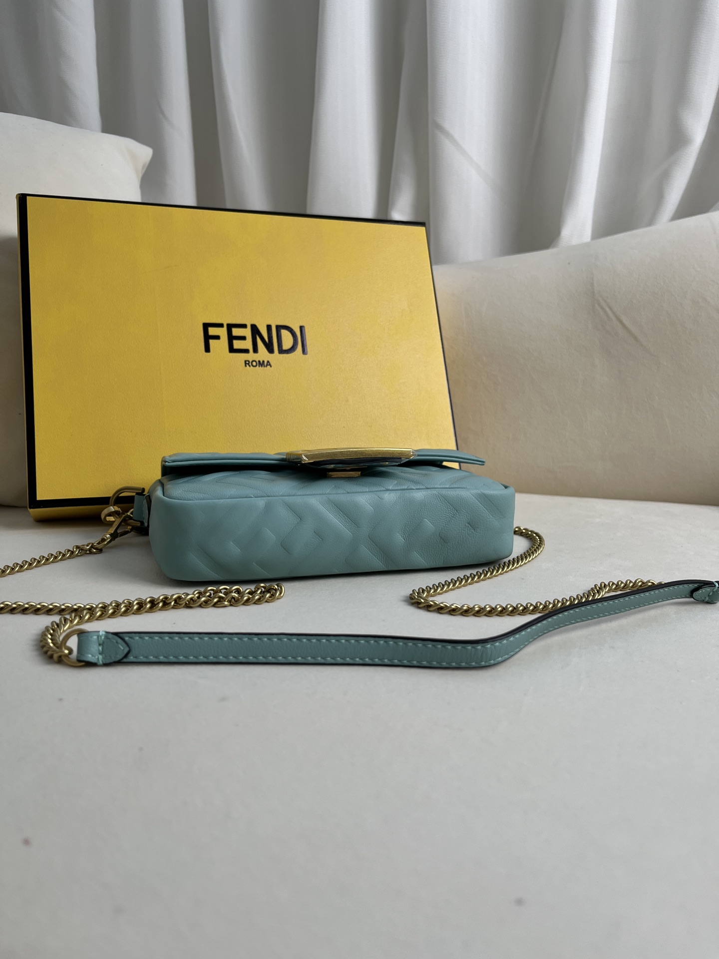 handbags FENDI 212 size:19*11.5*4cm - vstockx