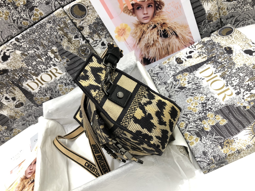 Handbag Dior M1241 size 23 x 15 x 8 cm - vstockx