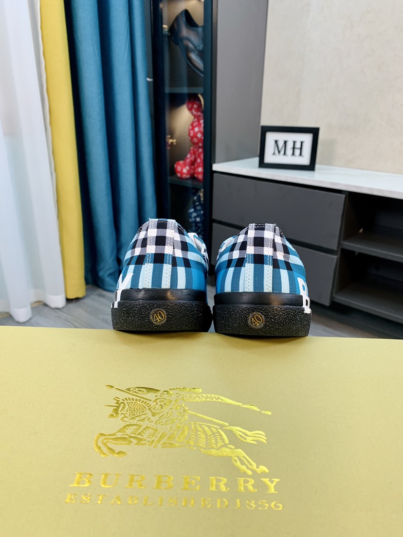 Burberry Perforated Check Sneaker 34 - vstockx