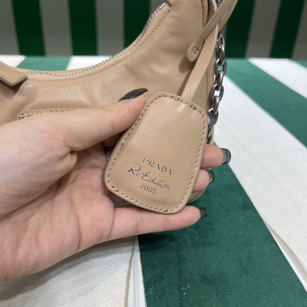 Handbags Prada 1BH240 size:22*12*6 cm - vstockx