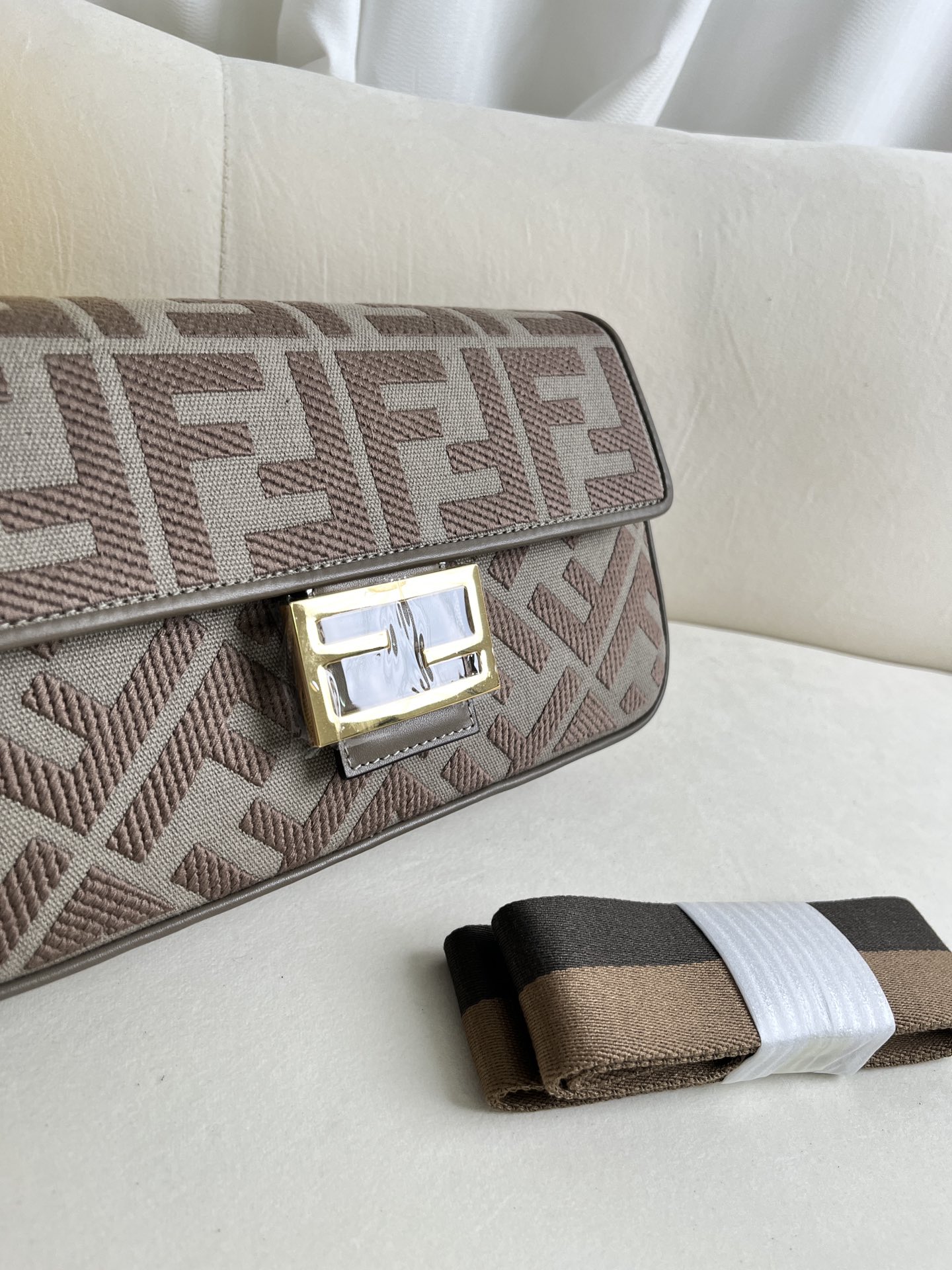 handbags FENDI 0159 size:26*5*15cm - vstockx