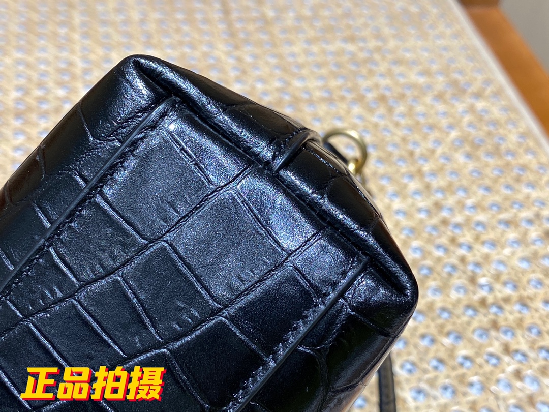 Handbags SAINT LAURENT 612367 size 18x17x8 cm - vstockx