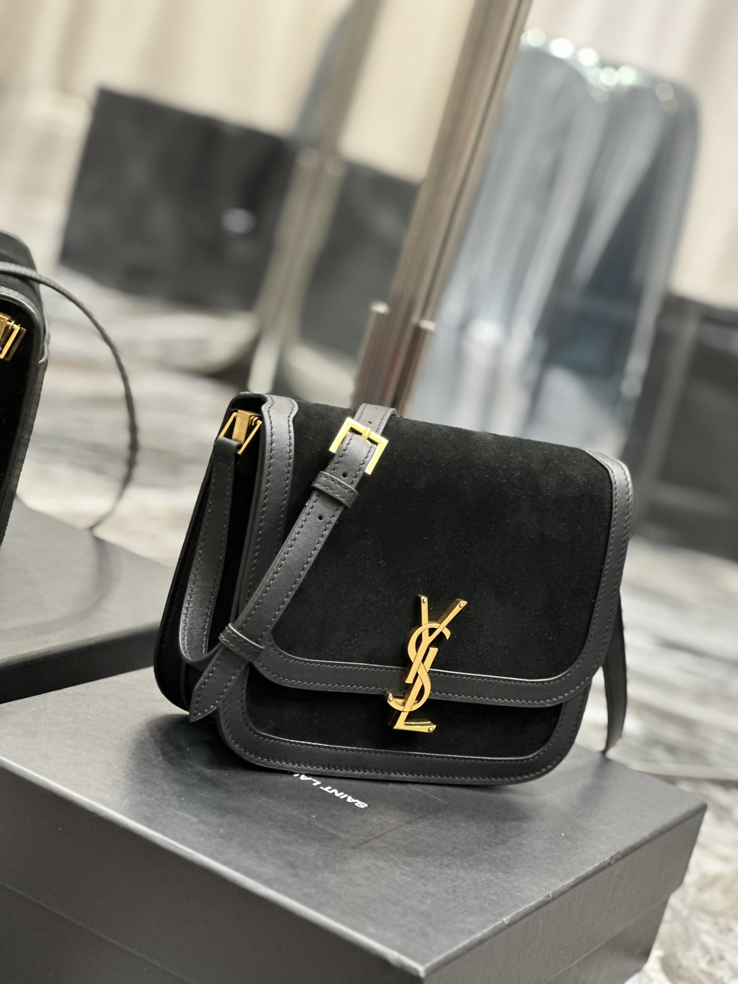 Handbags SAINT LAURENT 635025 size 22x18x5 cm - vstockx