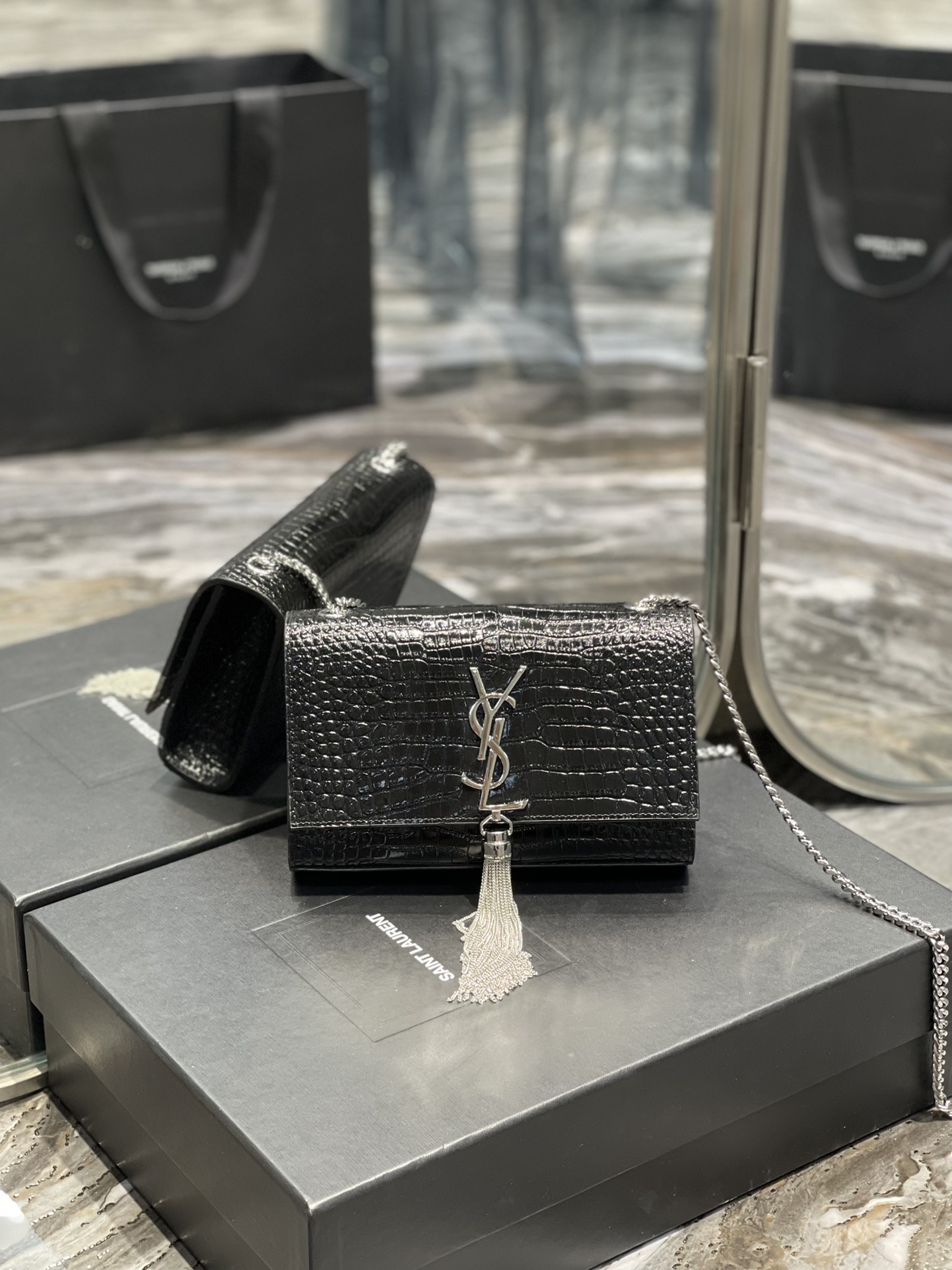 Handbags SAINT LAURENT 469390 size 20x13.5x5.5 cm - vstockx