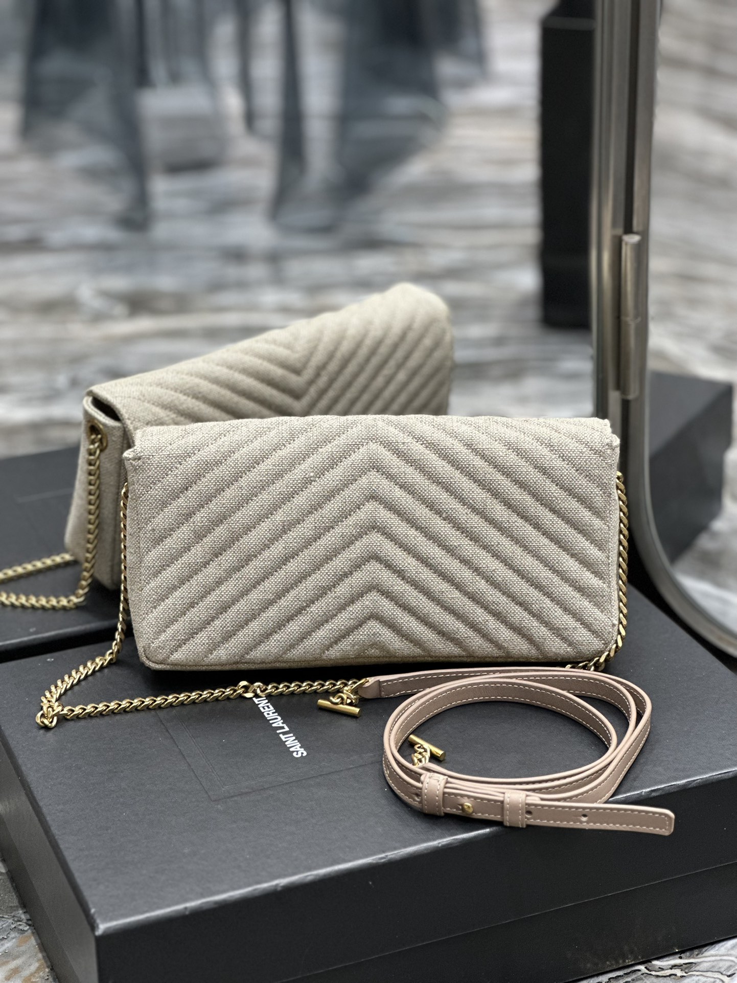 Handbags SAINT LAURENT 604276 size 26x13.5x4.5 cm - vstockx