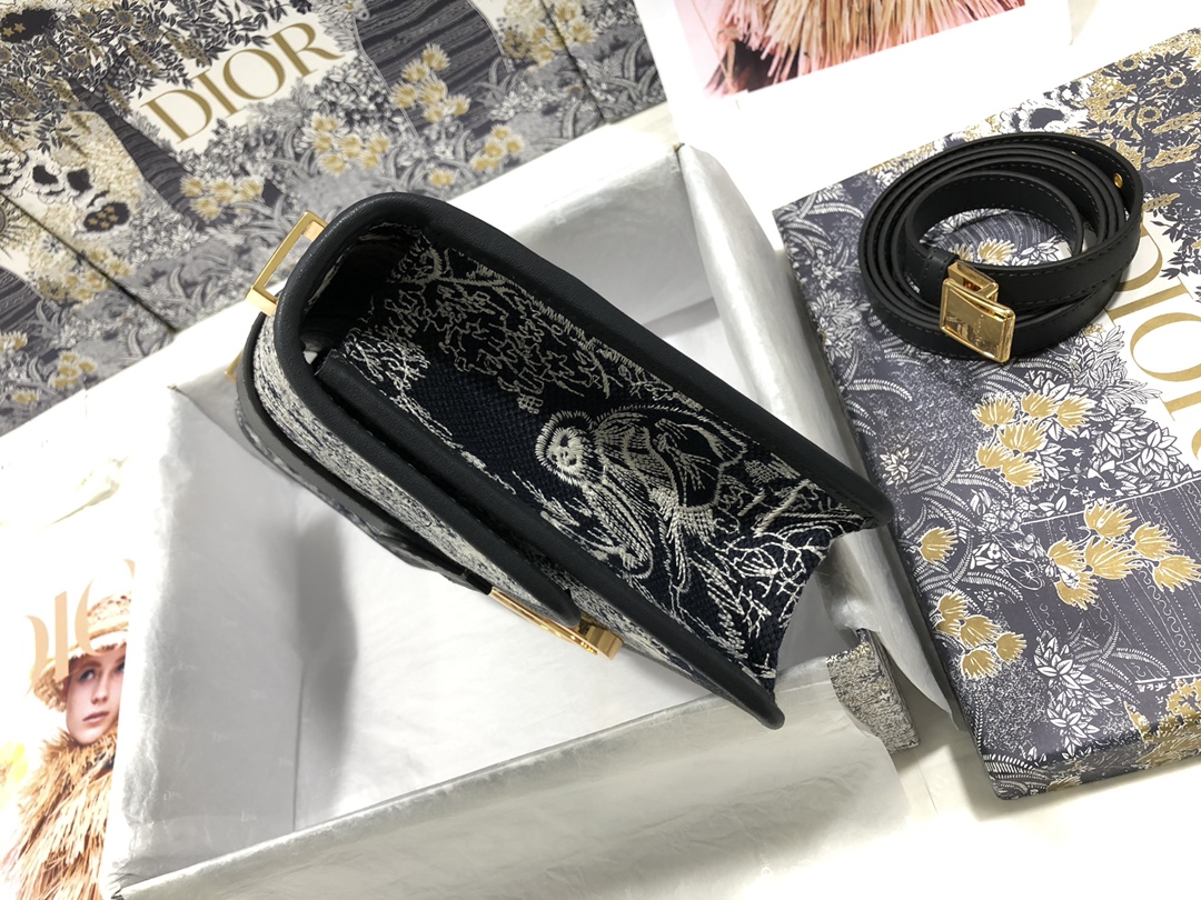 Handbag Dior M9203 size 24 x 17 x 8 cm - vstockx