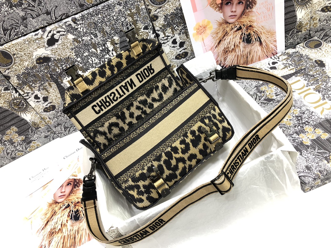 Handbag Dior M1241 size 23 x 15 x 8 cm - vstockx