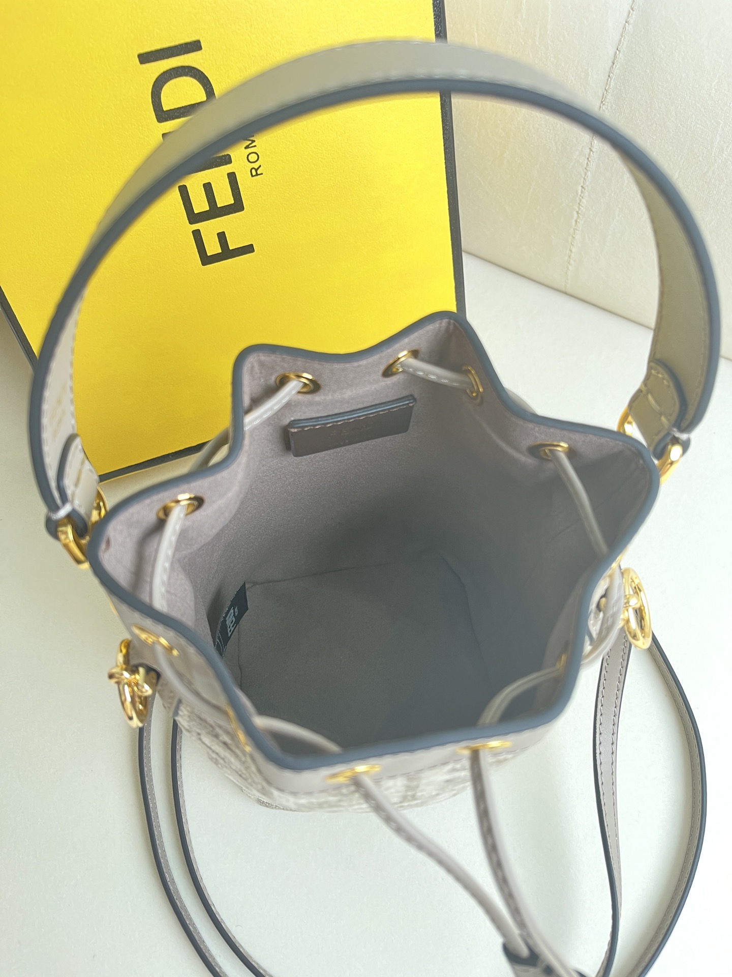 handbags FENDI 226 size:12*18*10cm - vstockx