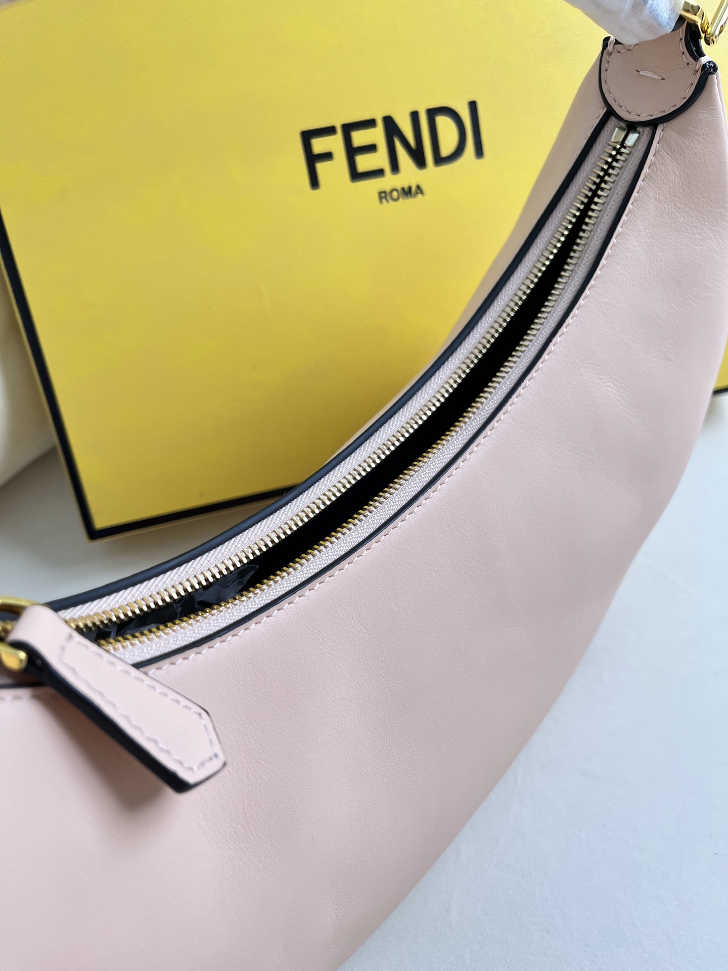 handbags FENDI 205 size:29*24.5*10cm - vstockx