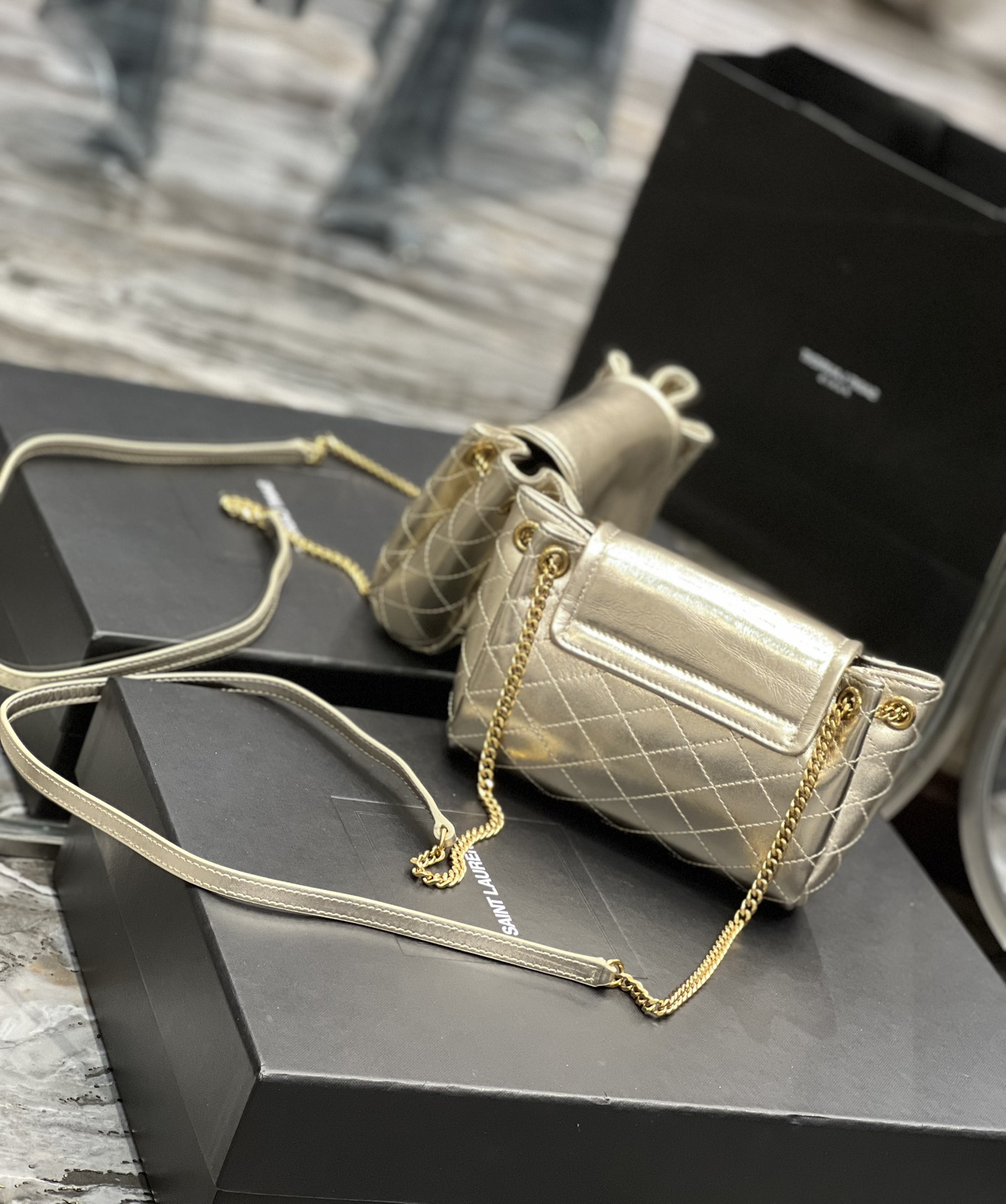 Handbags SAINT LAURENT 672738 size 18x13x6 cm - vstockx