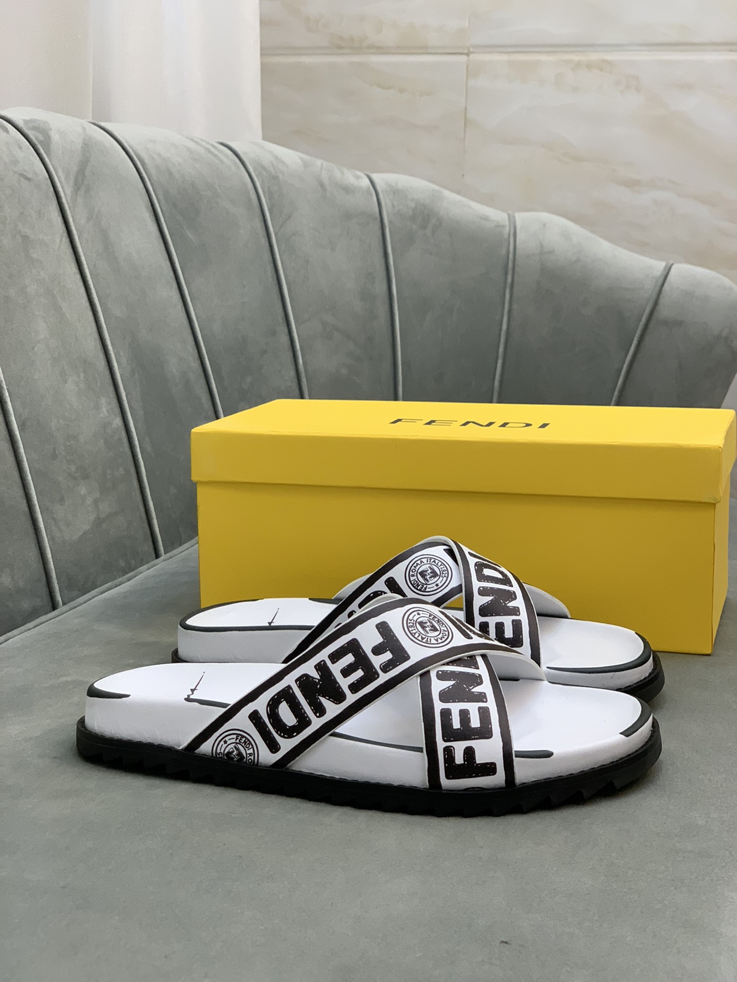 Fendi Slides 10 - vstockx