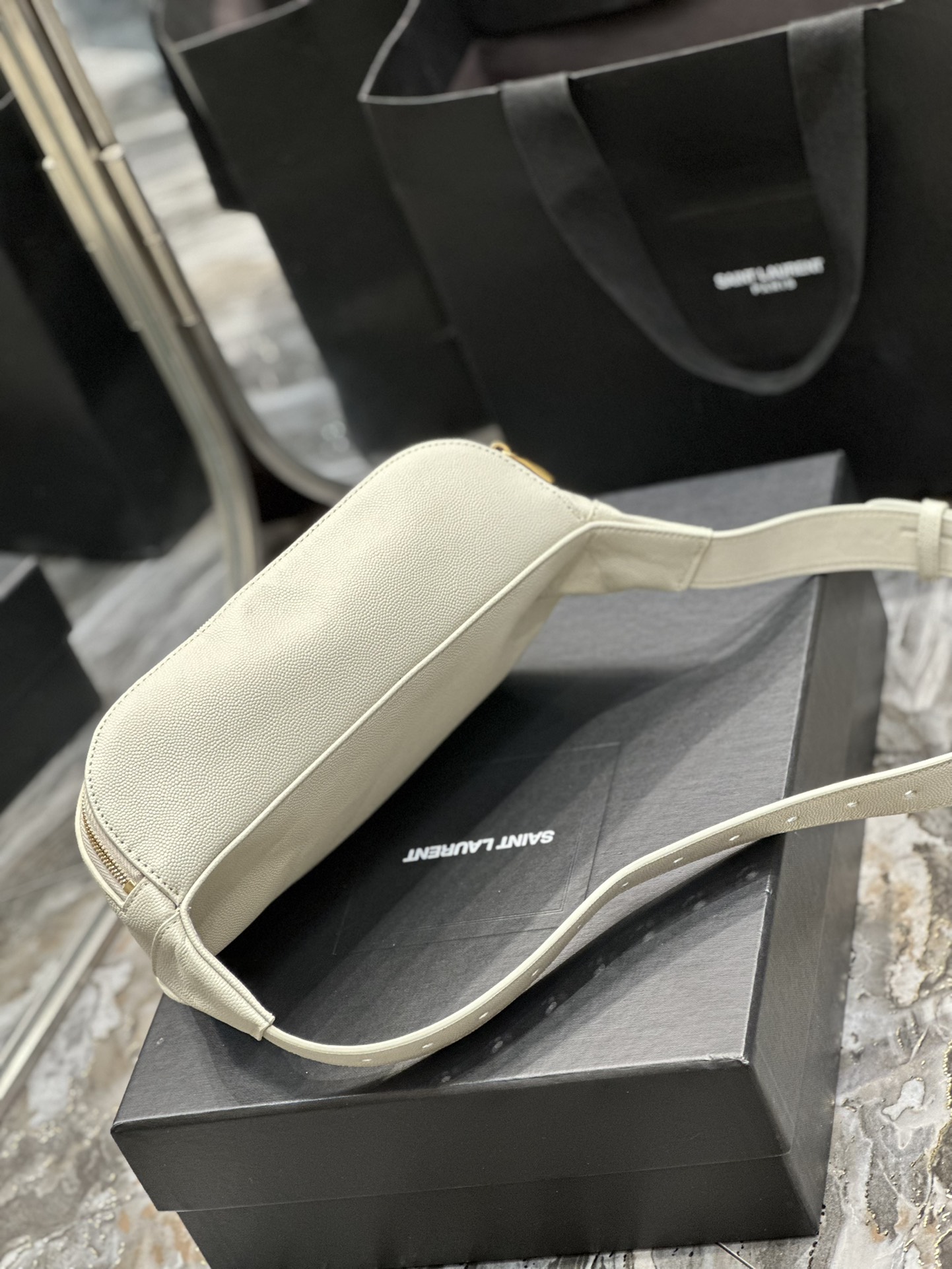 Handbags SAINT LAURENT 569737 size 25  14  3.5 cm - vstockx