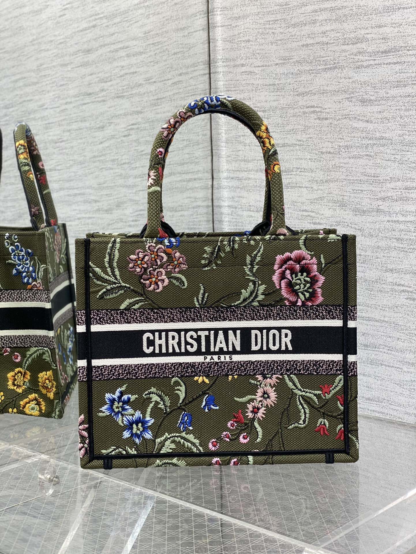 Handbag Dior size 26*8*22 cm - vstockx