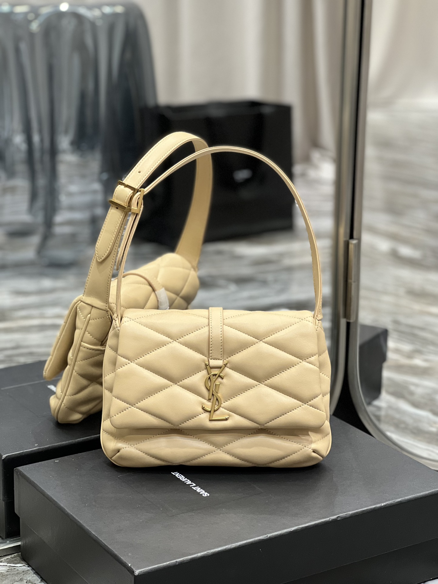 Handbags SAINT LAURENT 698567 size 24  18  5.5 cm - vstockx