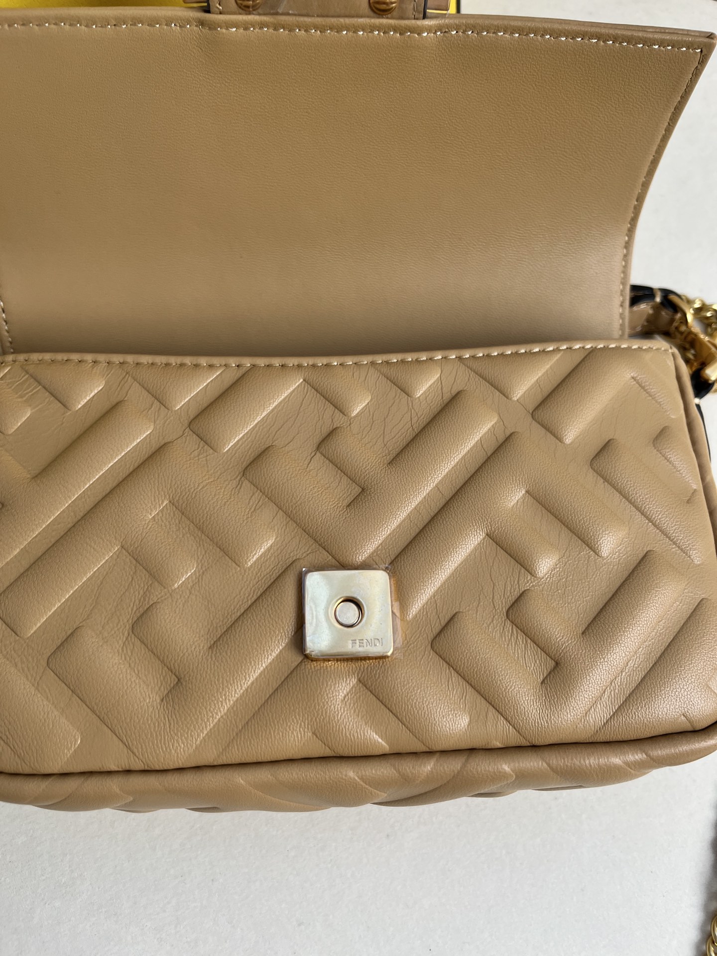 handbags FENDI 212 size:19*11.5*4cm - vstockx