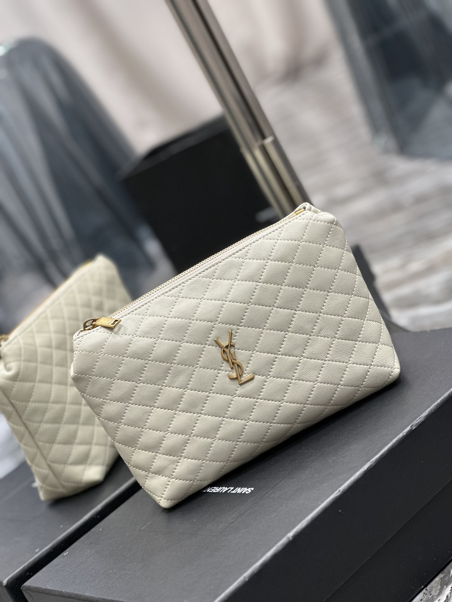 Handbags SAINT LAURENT 733955 size 23  17  5 cm - vstockx