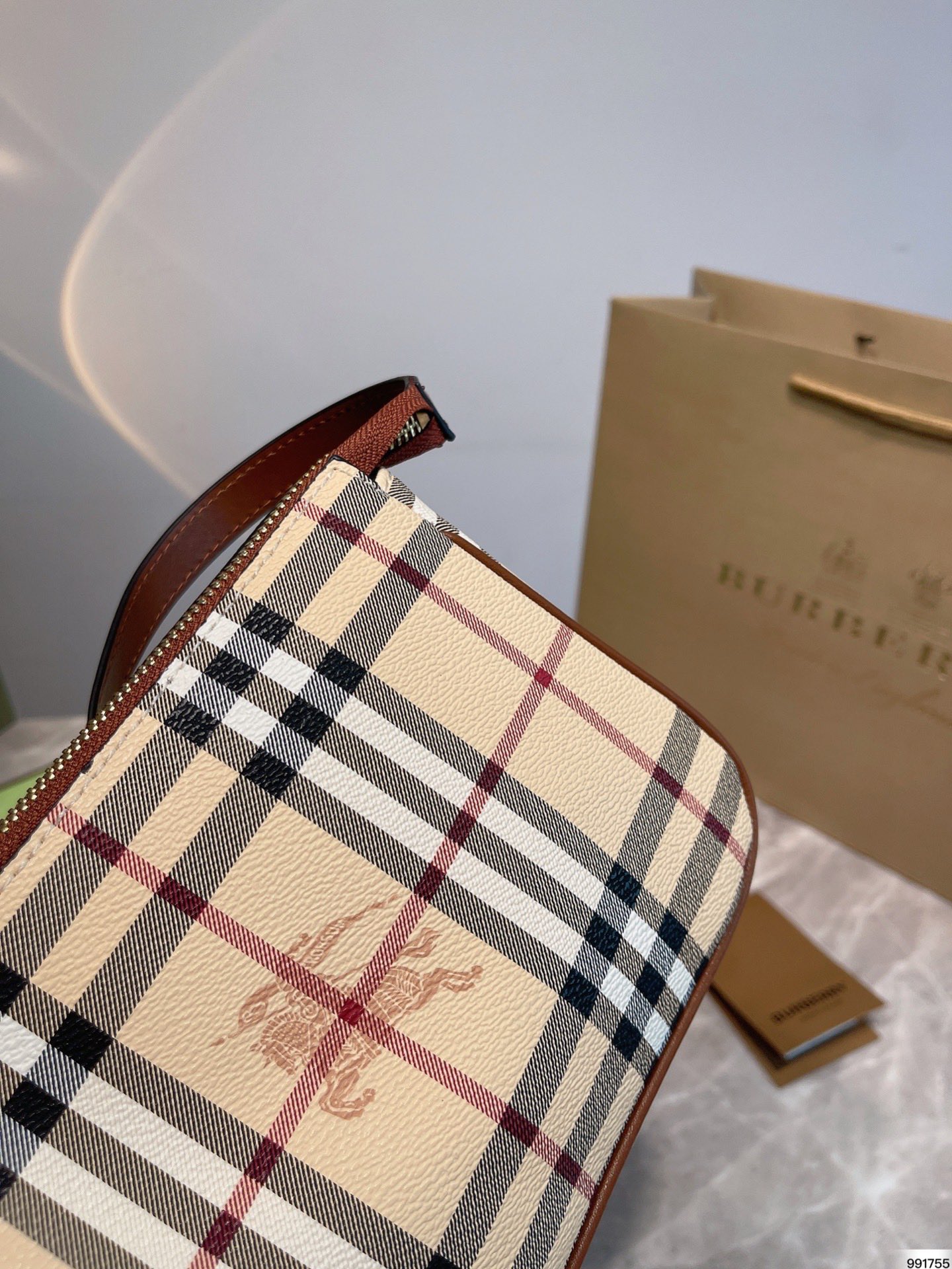 Burberry Խ  Խ        ܾ û аͱ          Ķ  ĸо   ֮ǰҲֻ          Ƭ  ߴ 21 cm x 14cm - vstockx