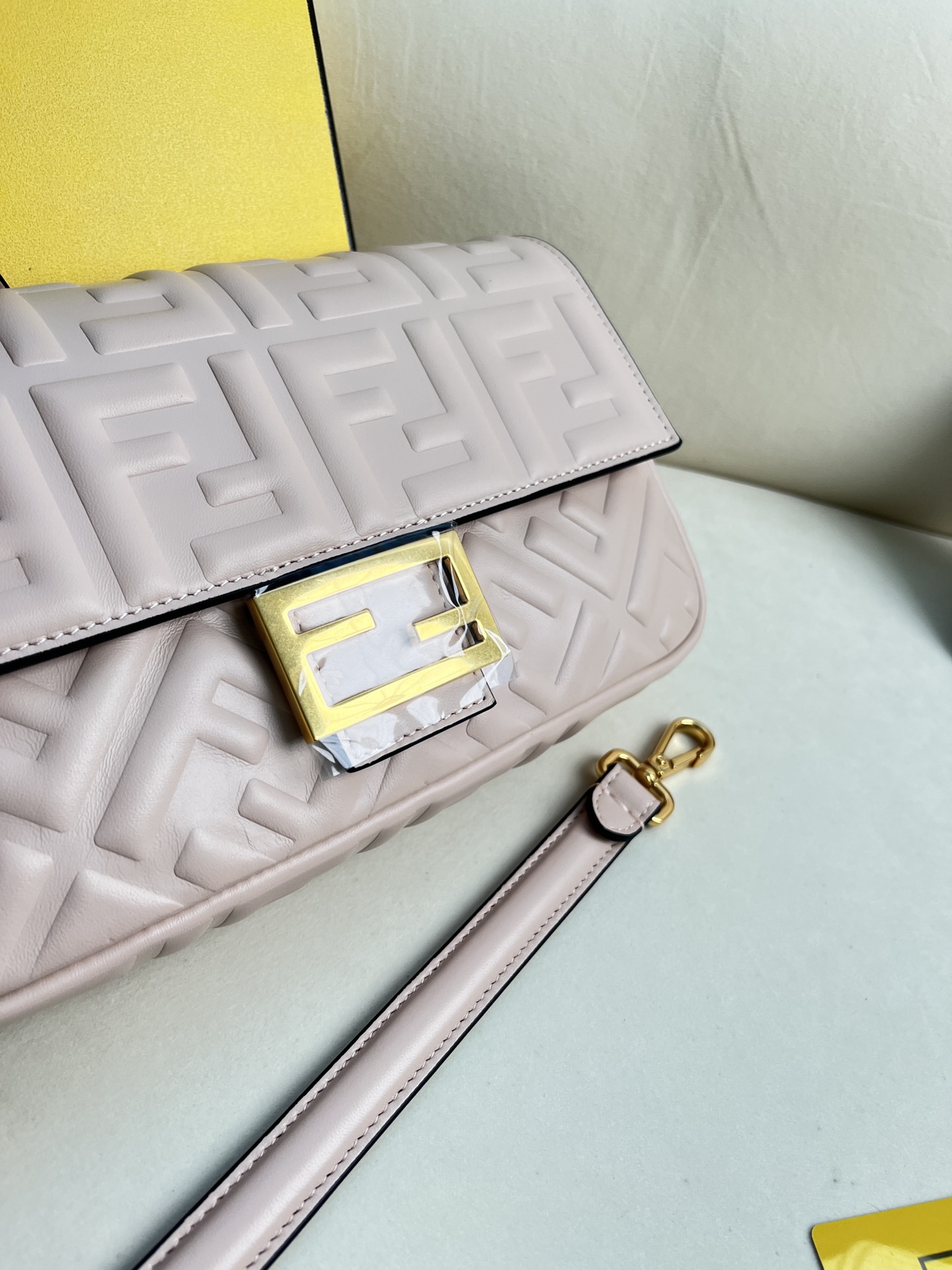 handbags FENDI 211 size:27*15*6cm - vstockx